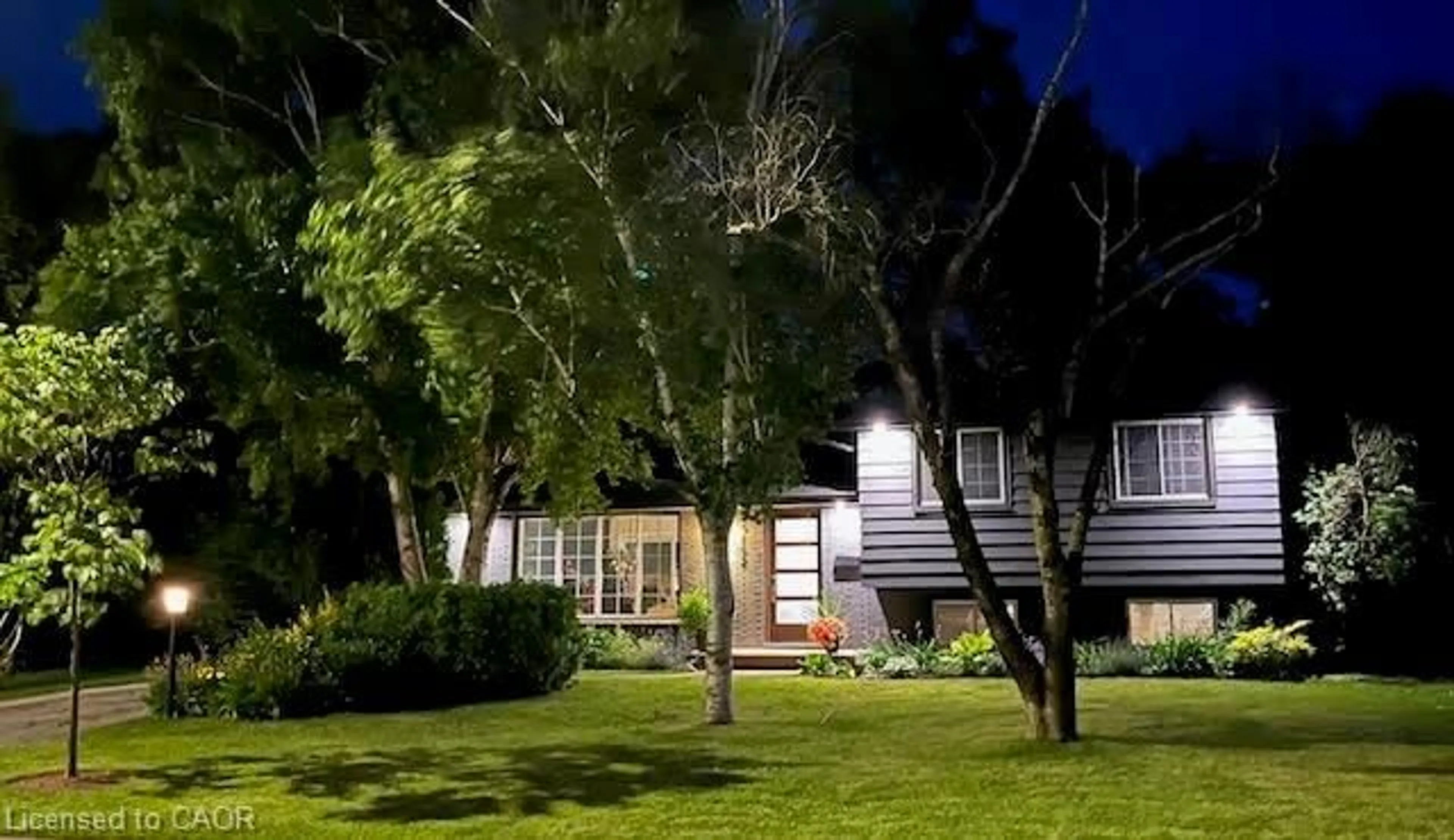 Patio, street for 5152 Tamarac Dr, Burlington Ontario L7L 3N4