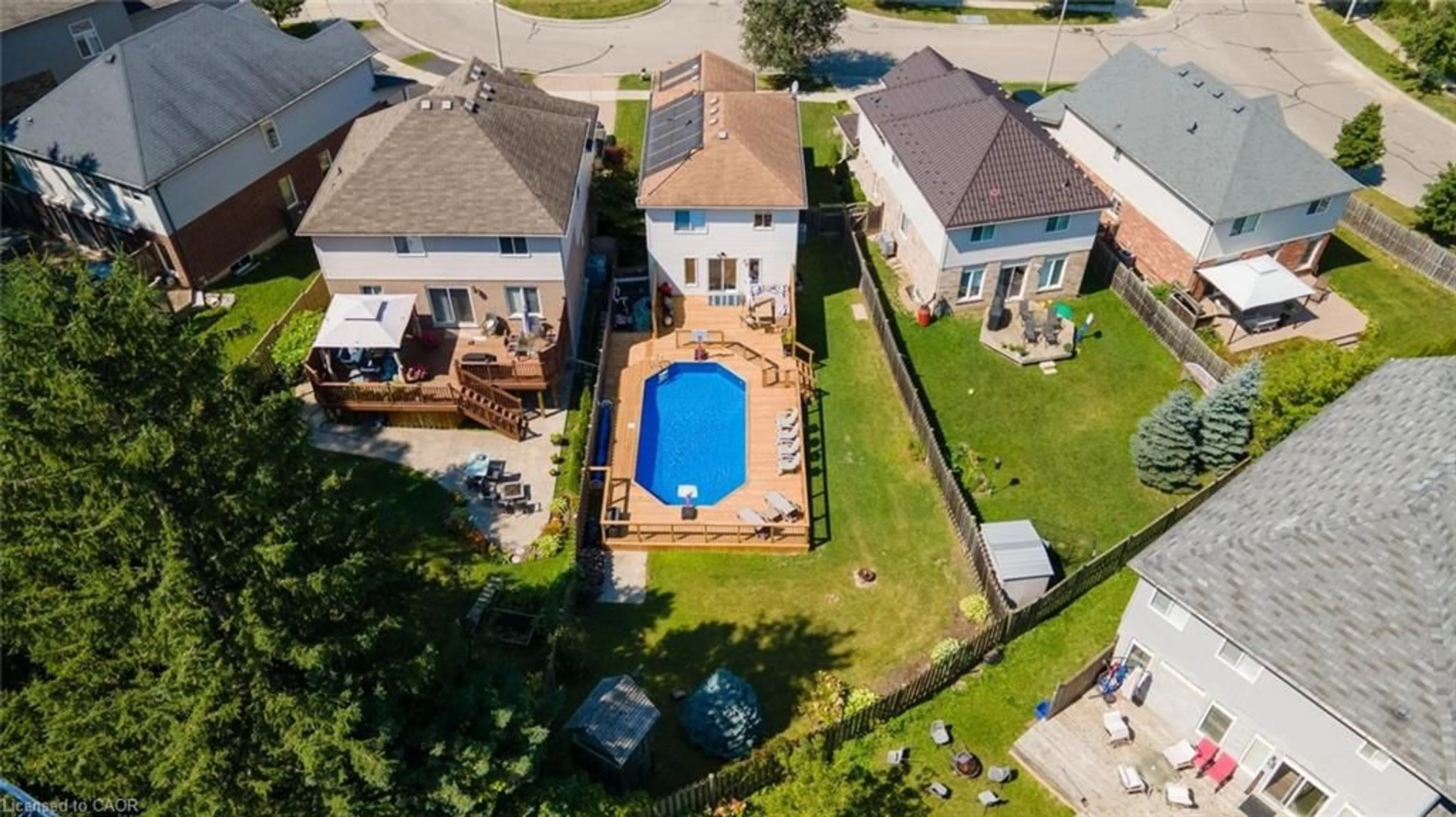 A pic from outside/outdoor area/front of a property/back of a property/a pic from drone, water/lake/river/ocean view for 209 Sunny Meadow Crt, Kitchener Ontario N2N 3R3