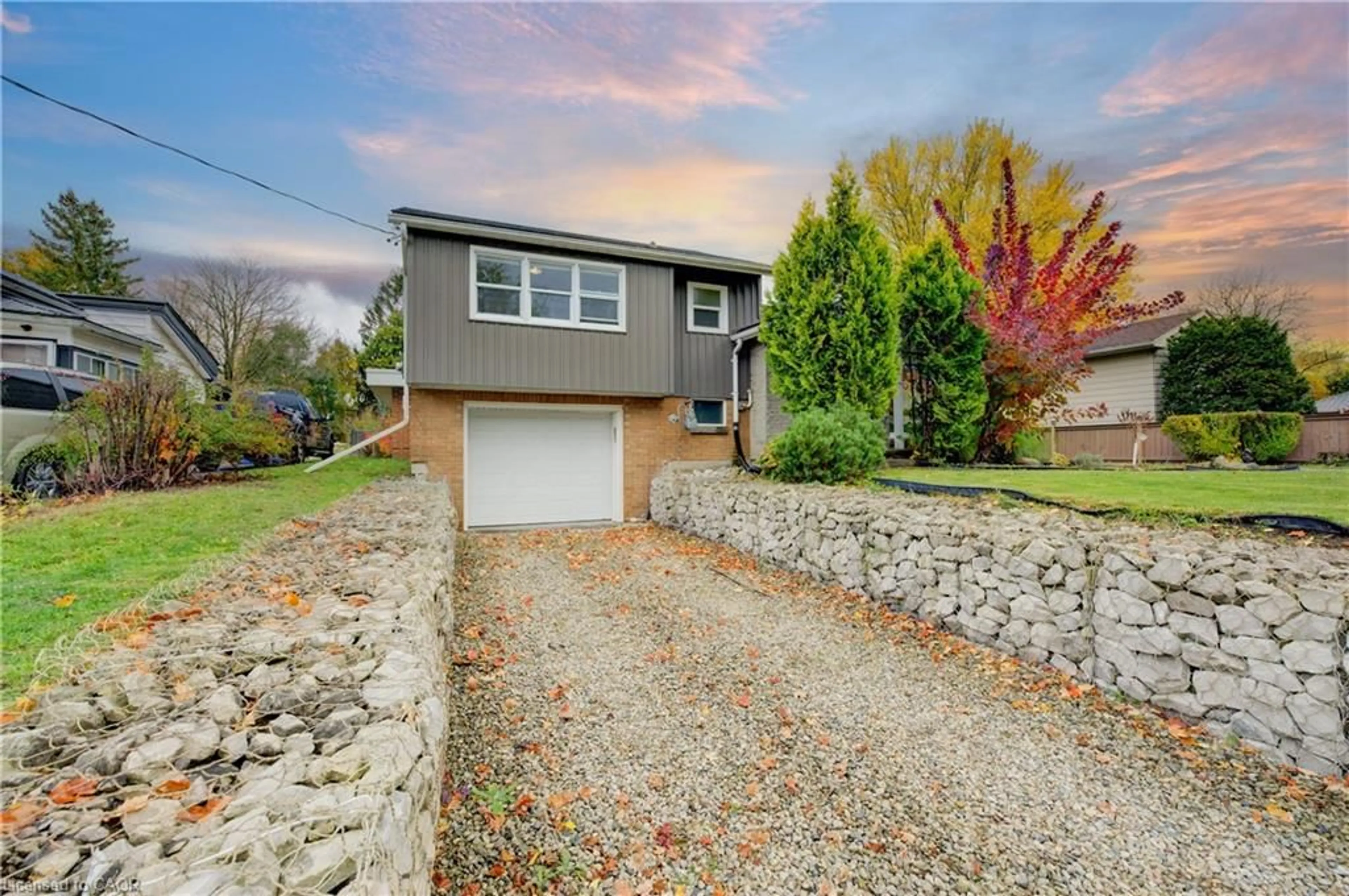 A pic from outside/outdoor area/front of a property/back of a property/a pic from drone, street for 298 Bruce St, Woodstock Ontario N4S 2G4