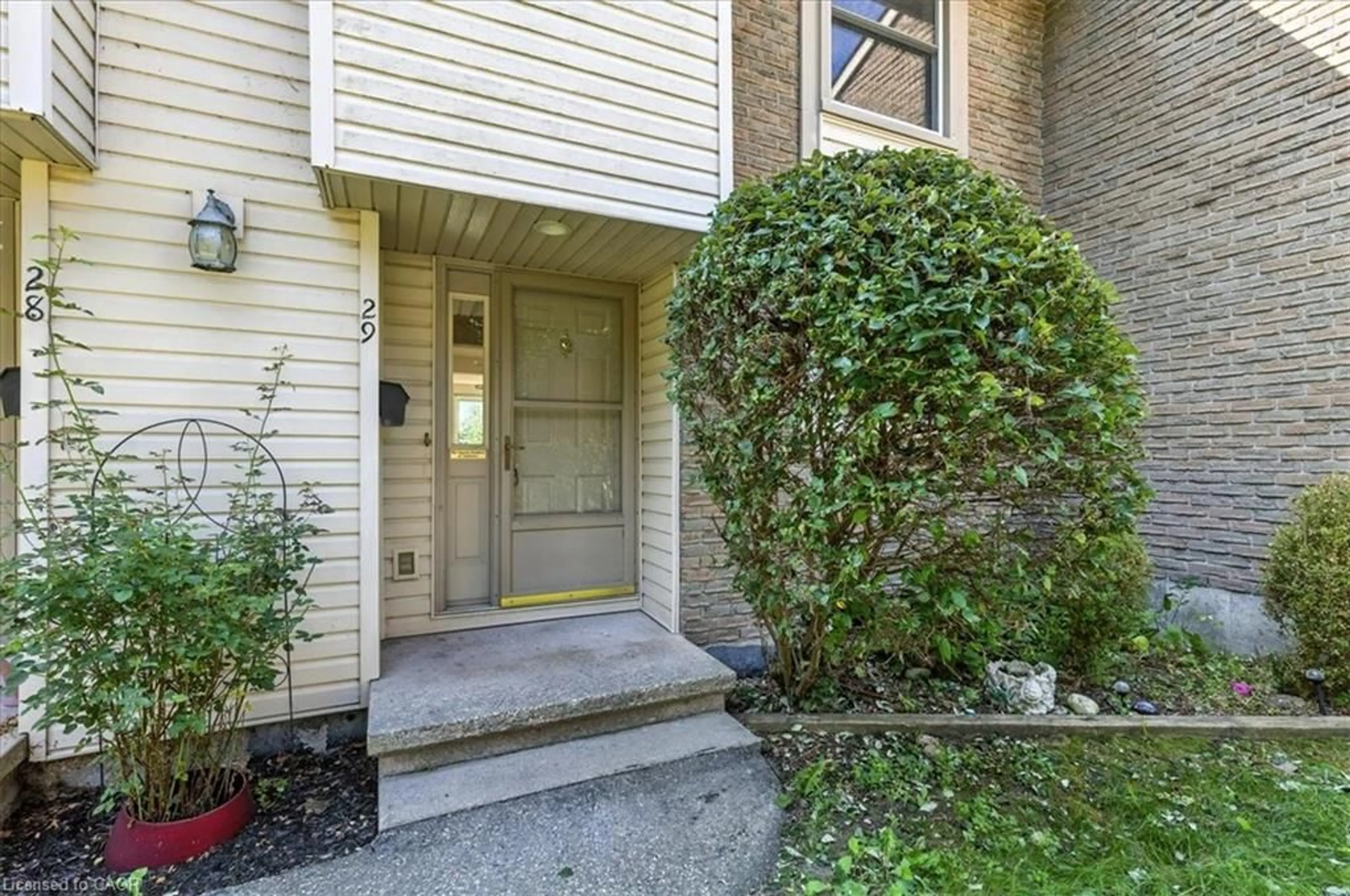 Indoor entryway for 11 Grand River Blvd #29, Kitchener Ontario N2A 2T2