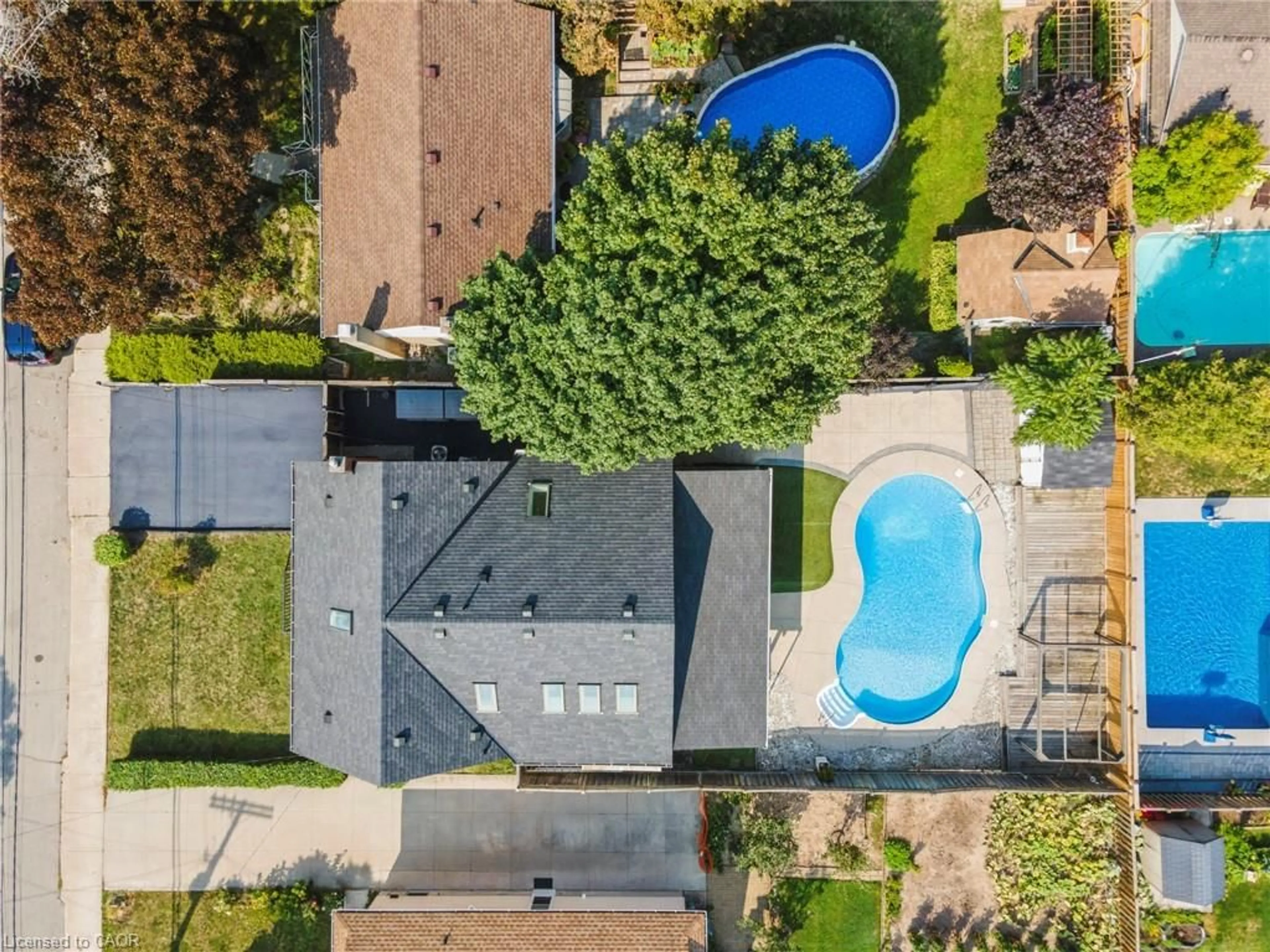 A pic from outside/outdoor area/front of a property/back of a property/a pic from drone, street for 211 Rosedale Ave, Hamilton Ontario L8K 4N6