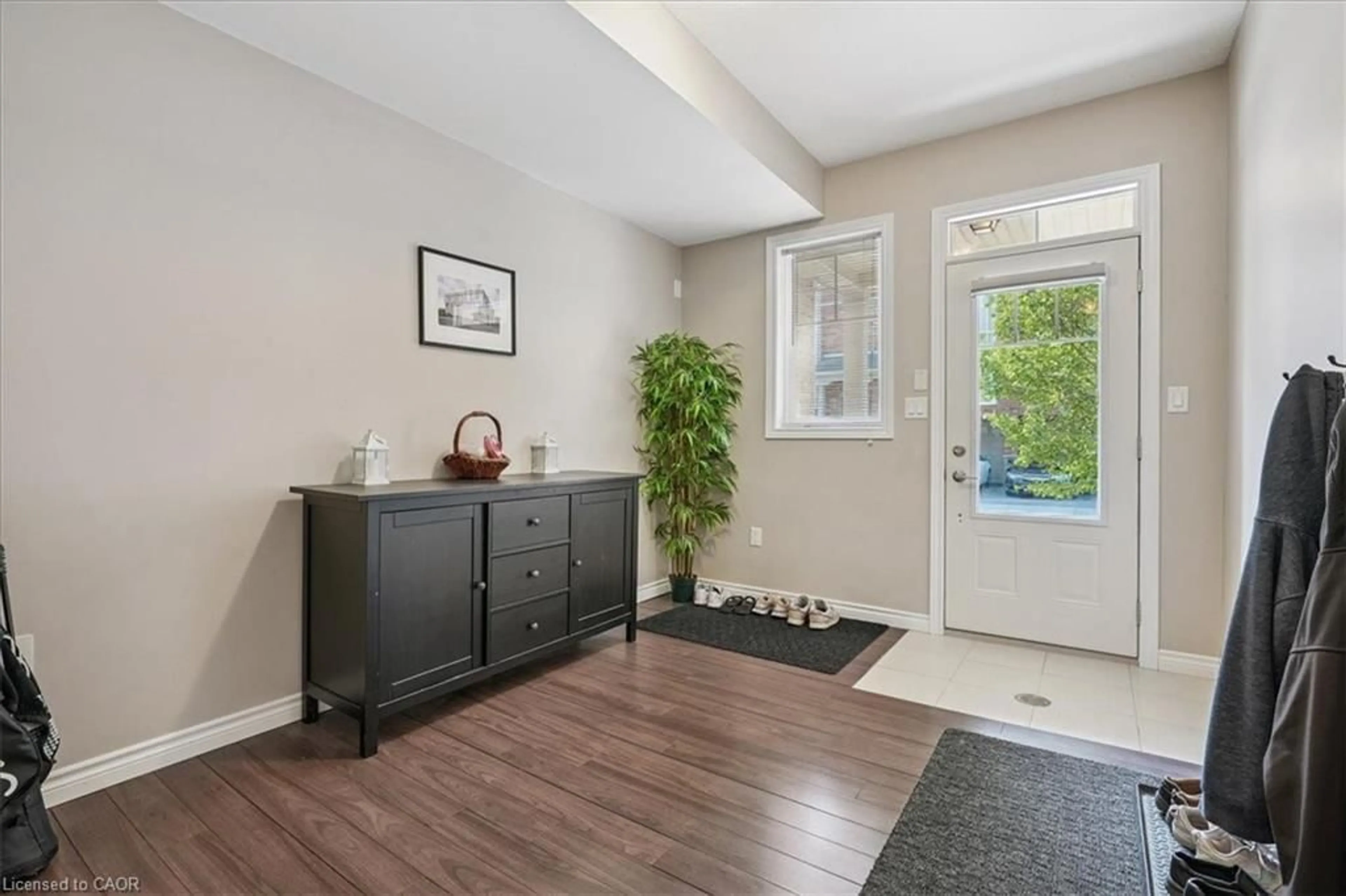 Indoor entryway for 6 Chestnut Dr #69, Grimsby Ontario L3M 0C4