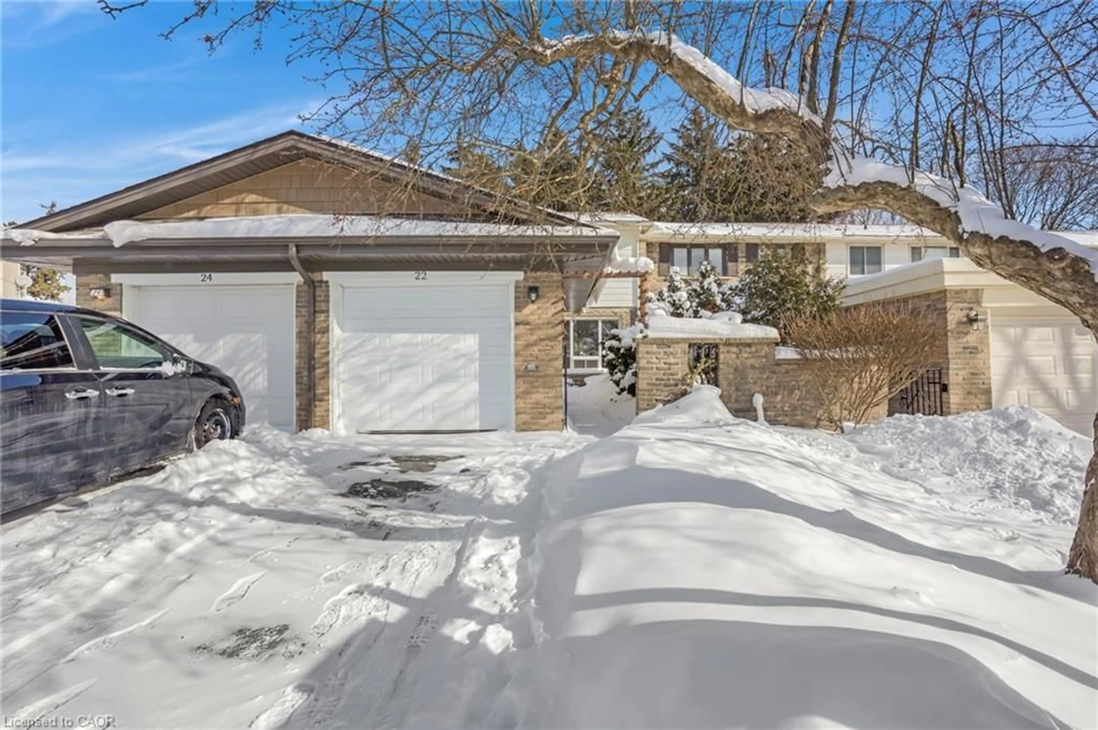 A pic from outside/outdoor area/front of a property/back of a property/a pic from drone, street for 22 Ralgreen Cres, Kitchener Ontario N2M 1T9