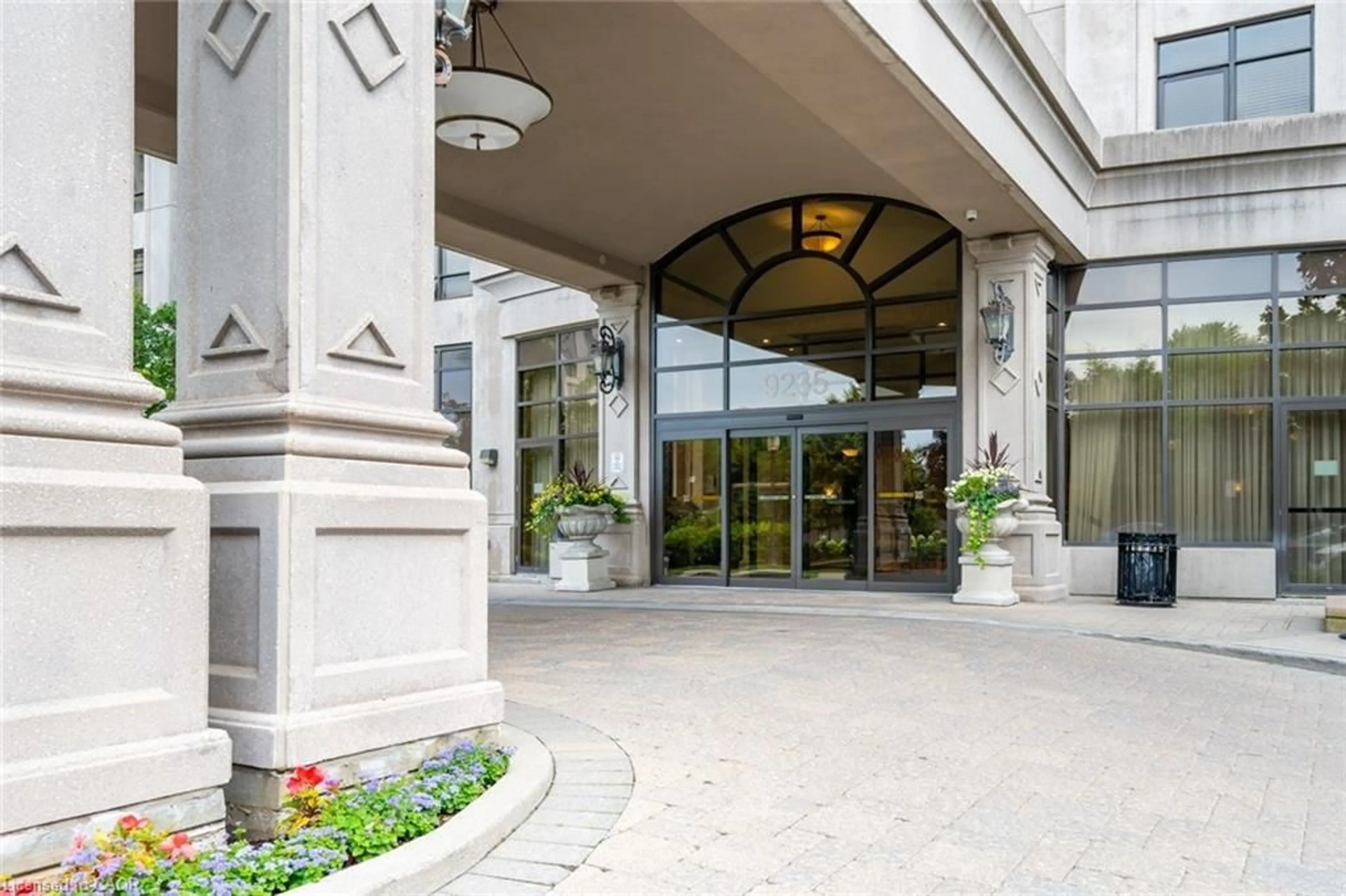 Indoor foyer for 9235 Jane St #214, Maple Ontario L6A 0J8