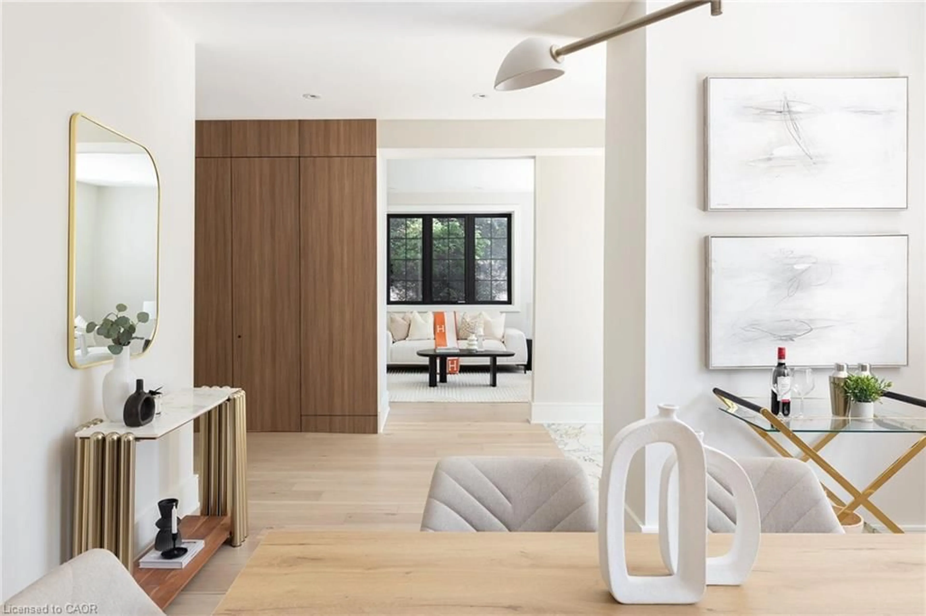 Indoor entryway for 52 Roxborough Dr, Toronto Ontario M4W 1X1