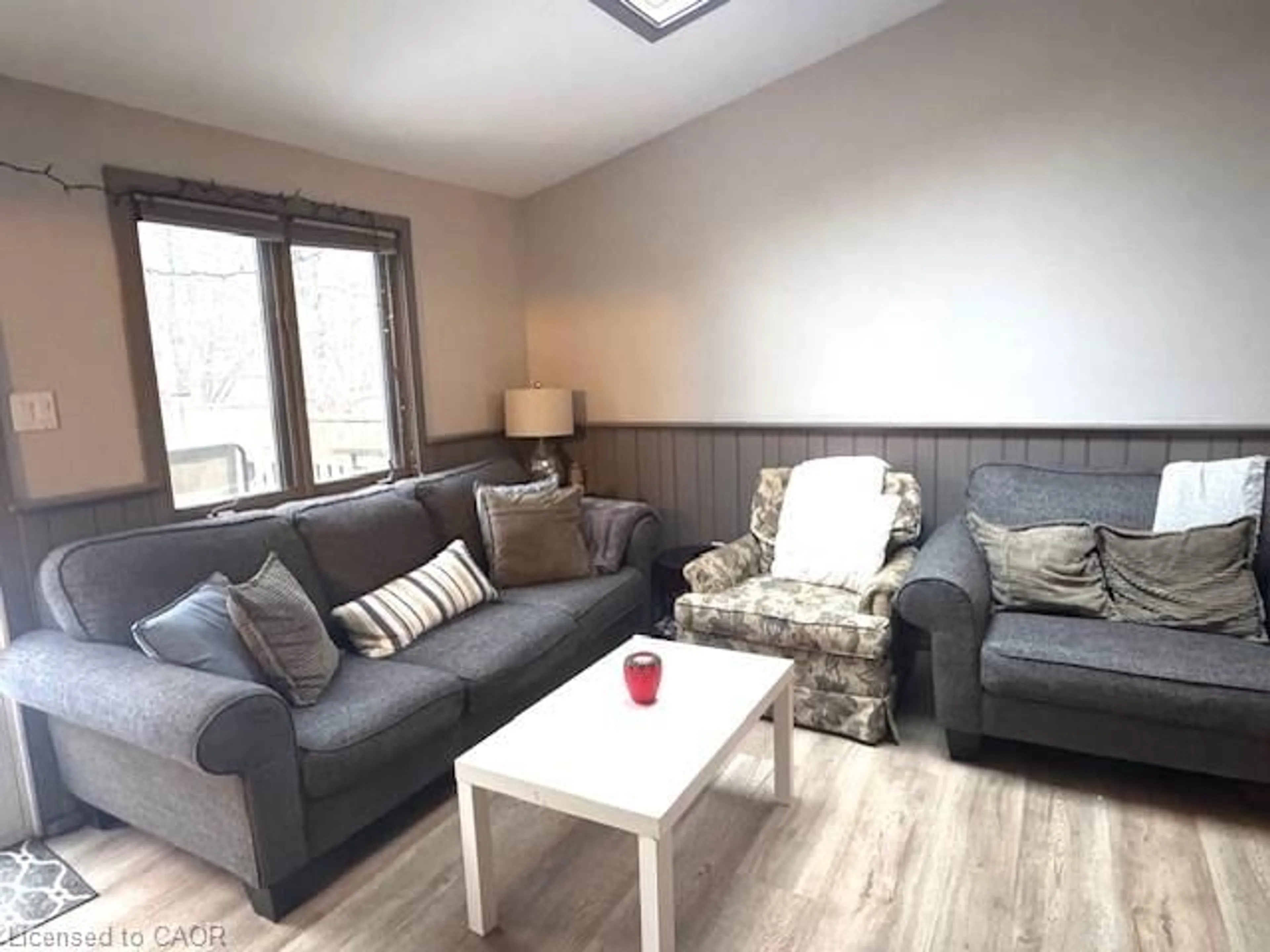 Living room with furniture, wood/laminate floor for 310 Victoria St, Kingston Ontario K7L 3Z1