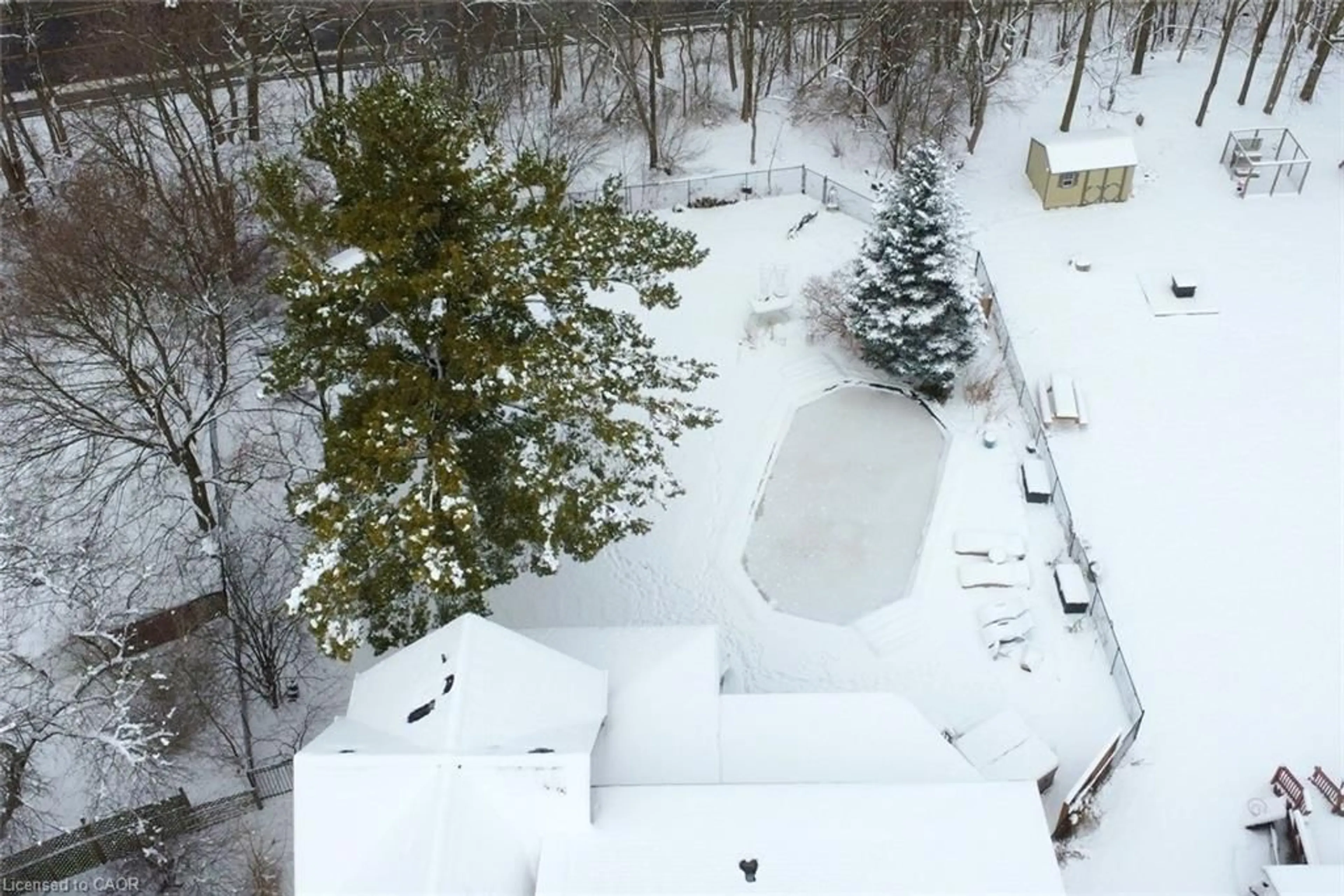 A pic from outside/outdoor area/front of a property/back of a property/a pic from drone, street for 739 Montgomery Dr, Ancaster Ontario L9G 3H6