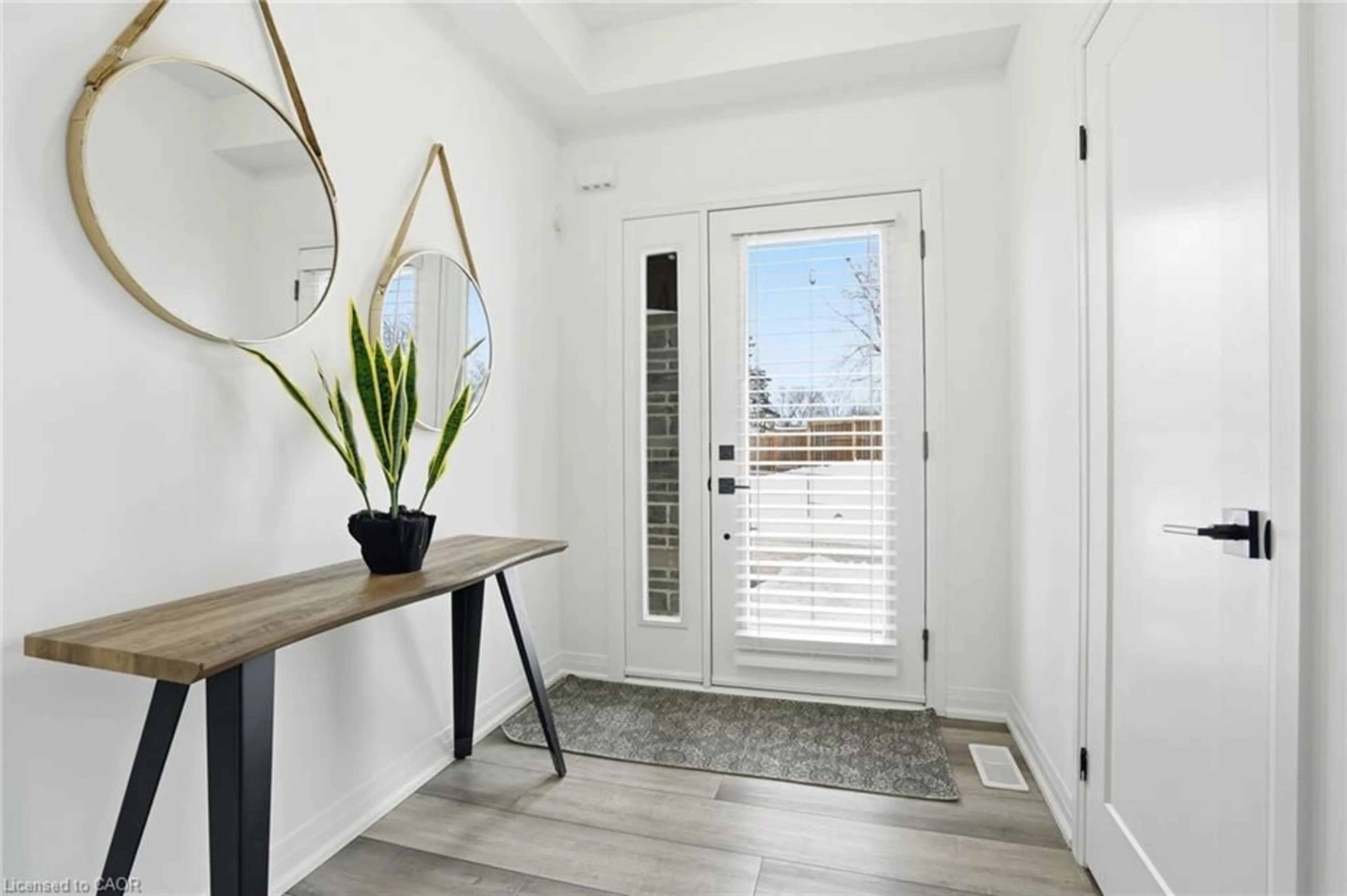 Indoor entryway for 98 Jayla Lane, Smithville Ontario L0R 2A0