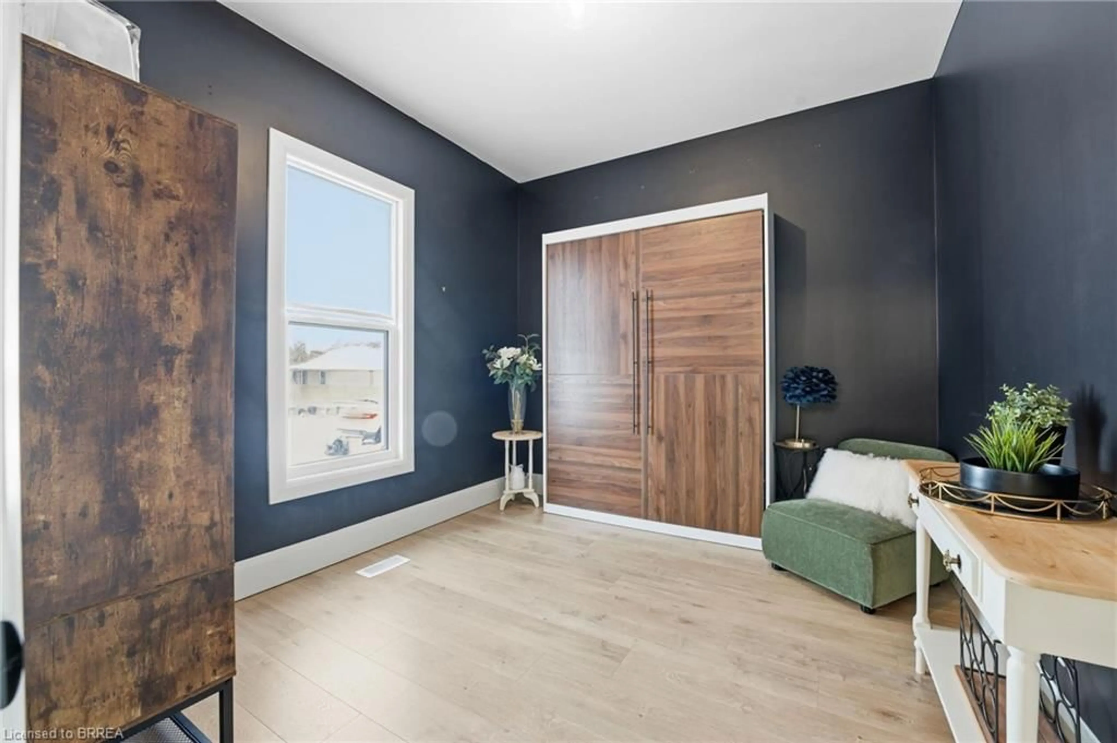 Indoor entryway for 92 Walnut St, Brantford Ontario N3T 1H4