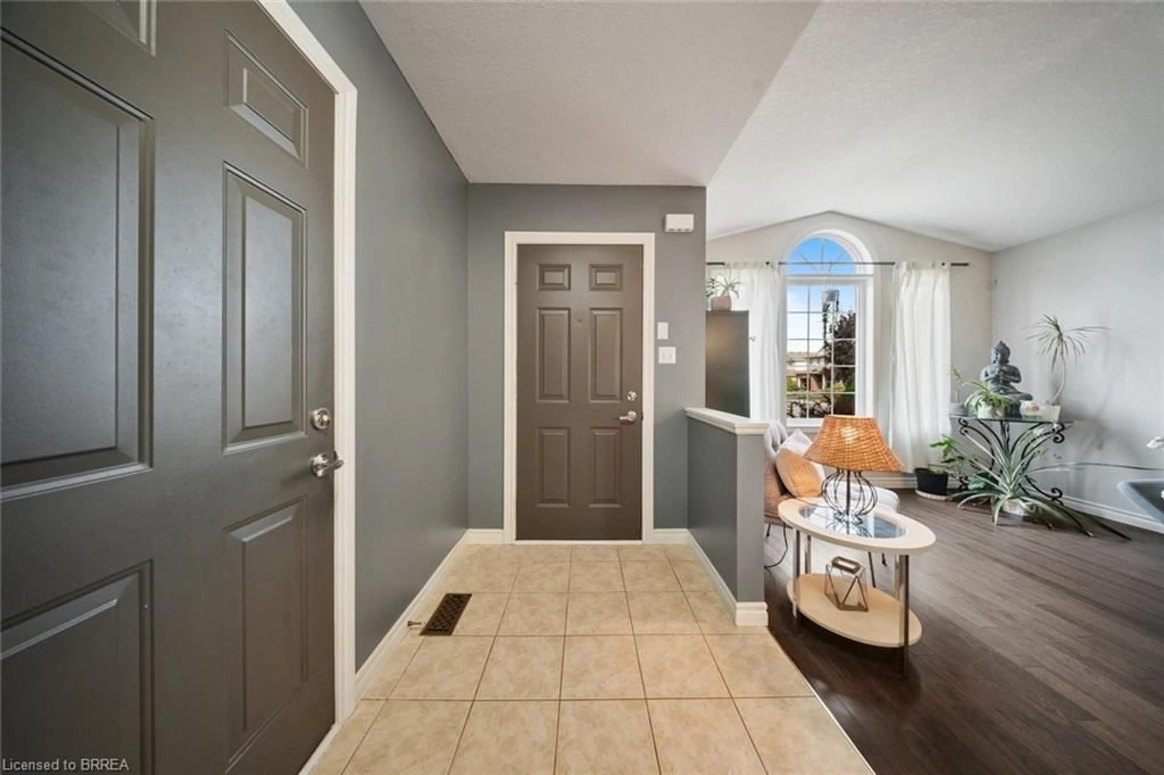 Indoor entryway for 43 Idlewilde Lane, Hamilton Ontario L0R 1W0