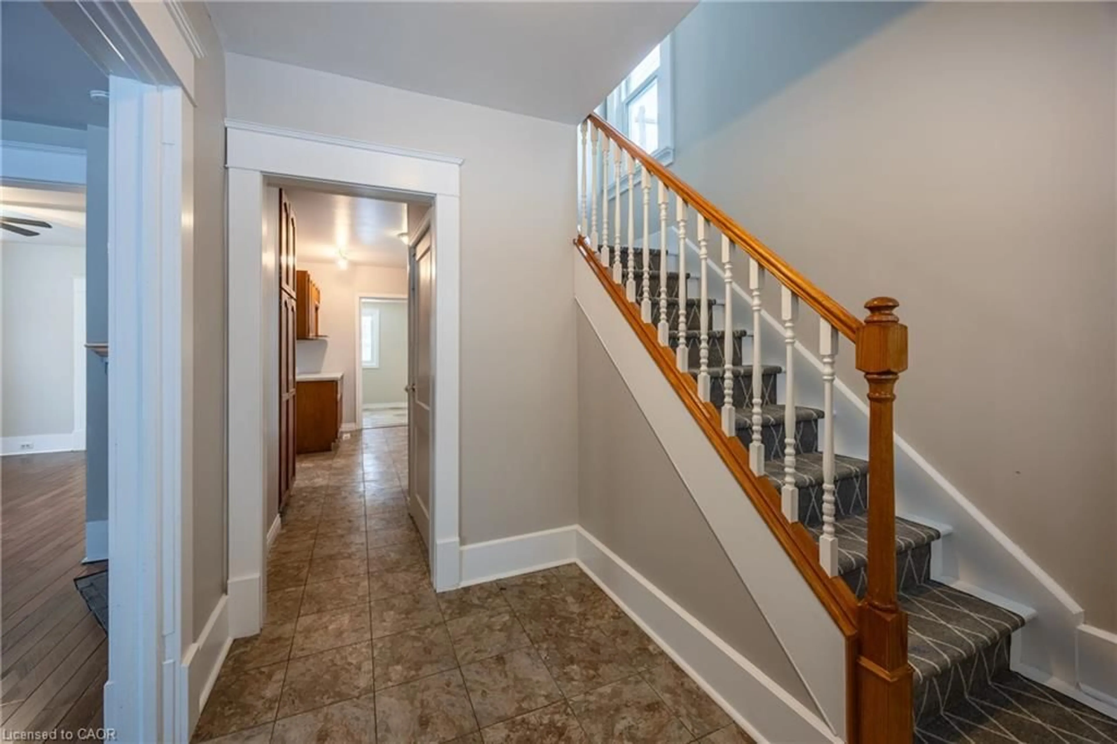 Indoor foyer for 388 College Ave, Simcoe Ontario N3Y 4G9