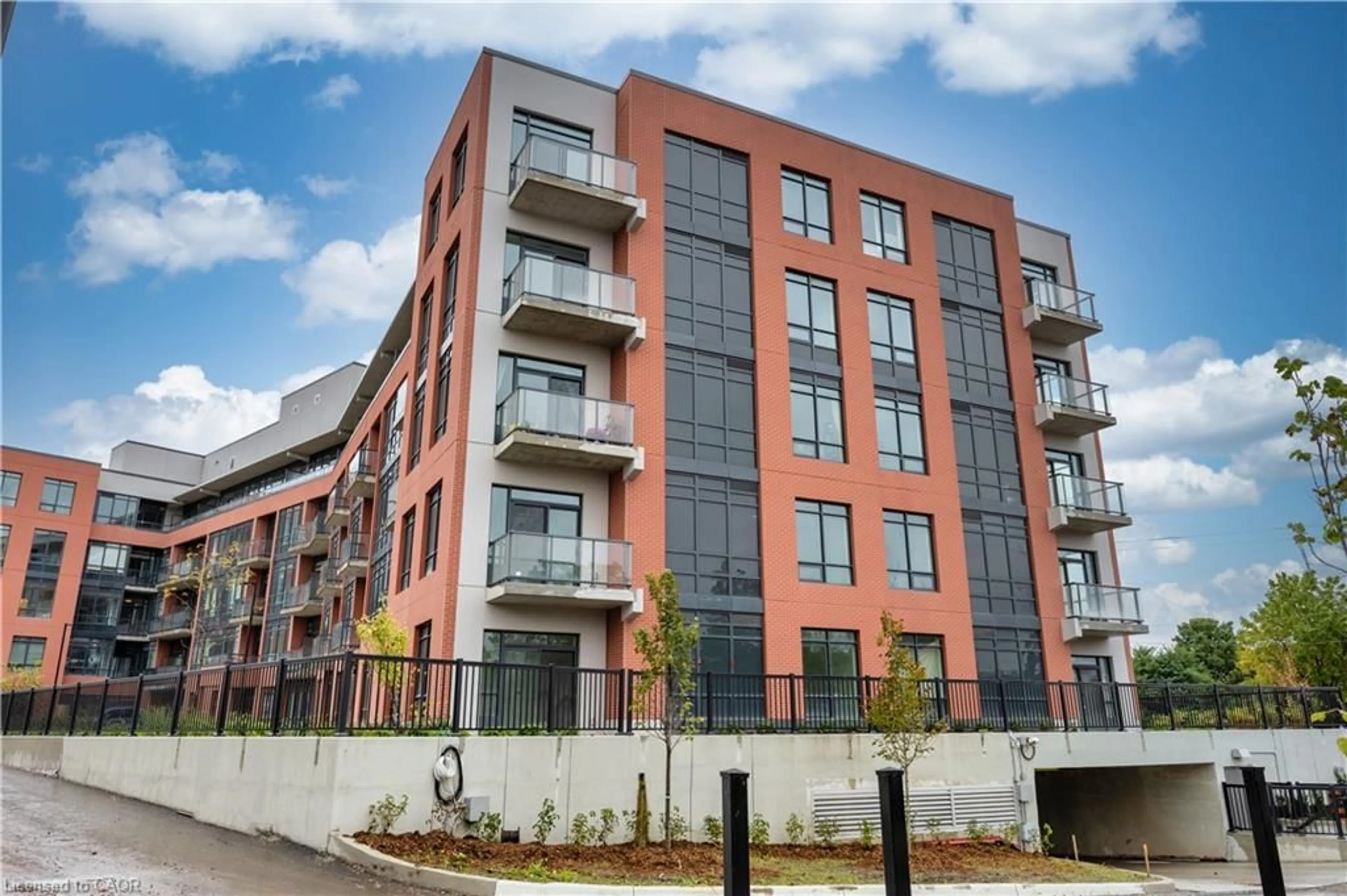 Patio, building for 1010 Dundas St #524, Whitby Ontario L1N 2K2