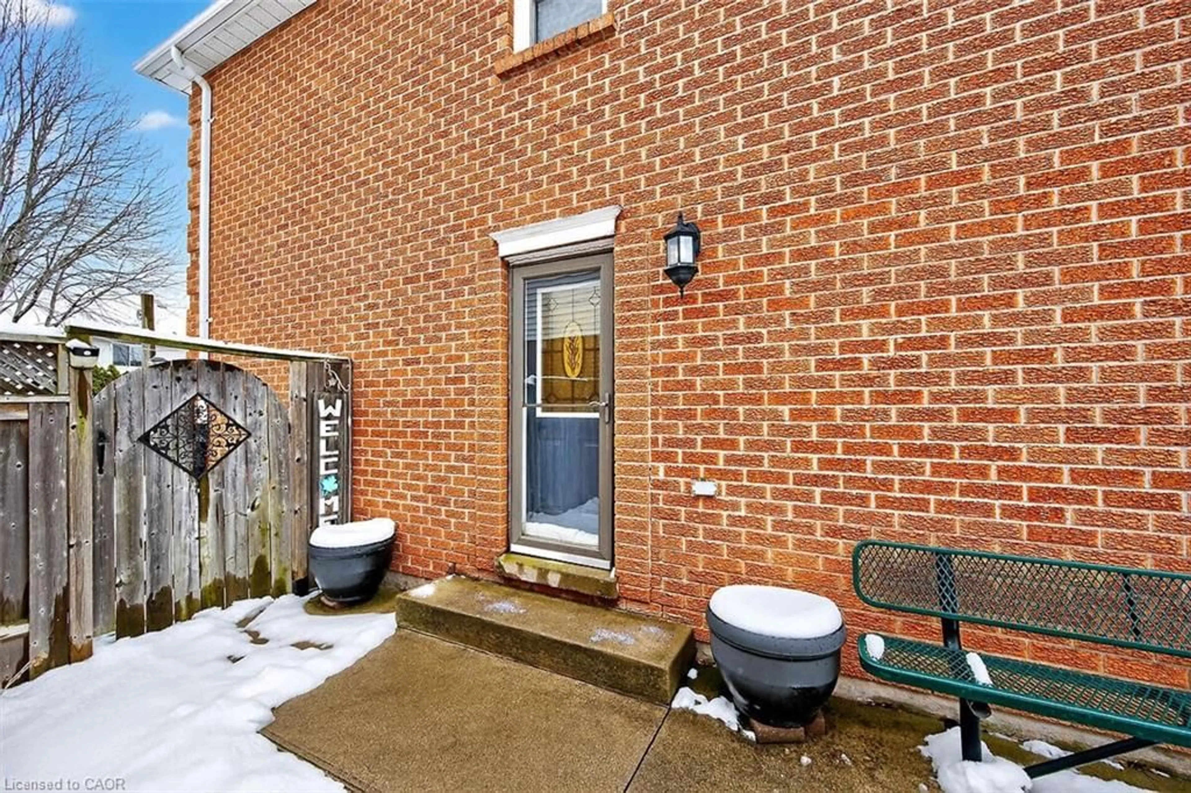 Patio, street for 40 Hedge Lawn Dr, Grimsby Ontario L3M 5G9