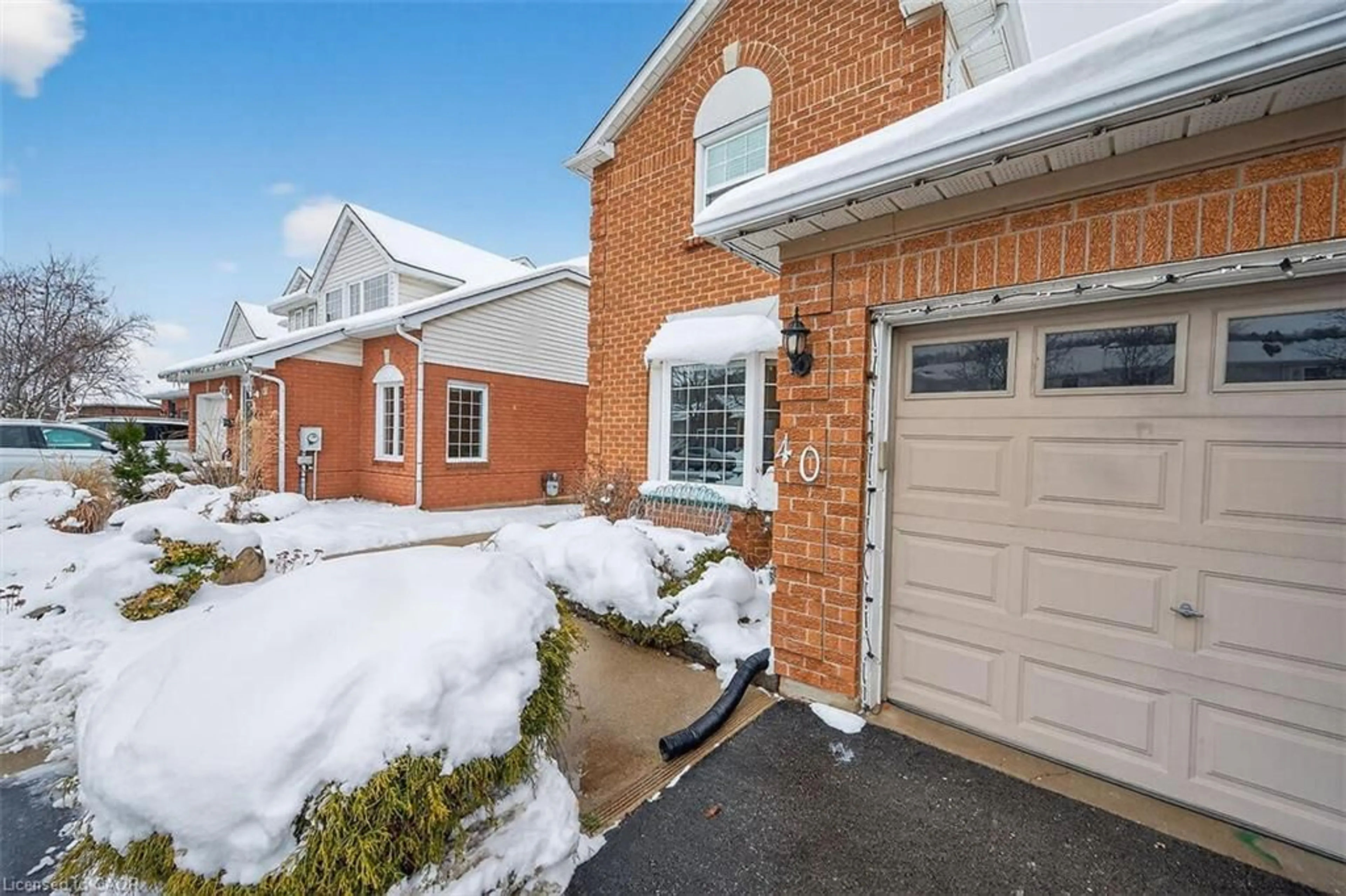 Home with brick exterior material, street for 40 Hedge Lawn Dr, Grimsby Ontario L3M 5G9