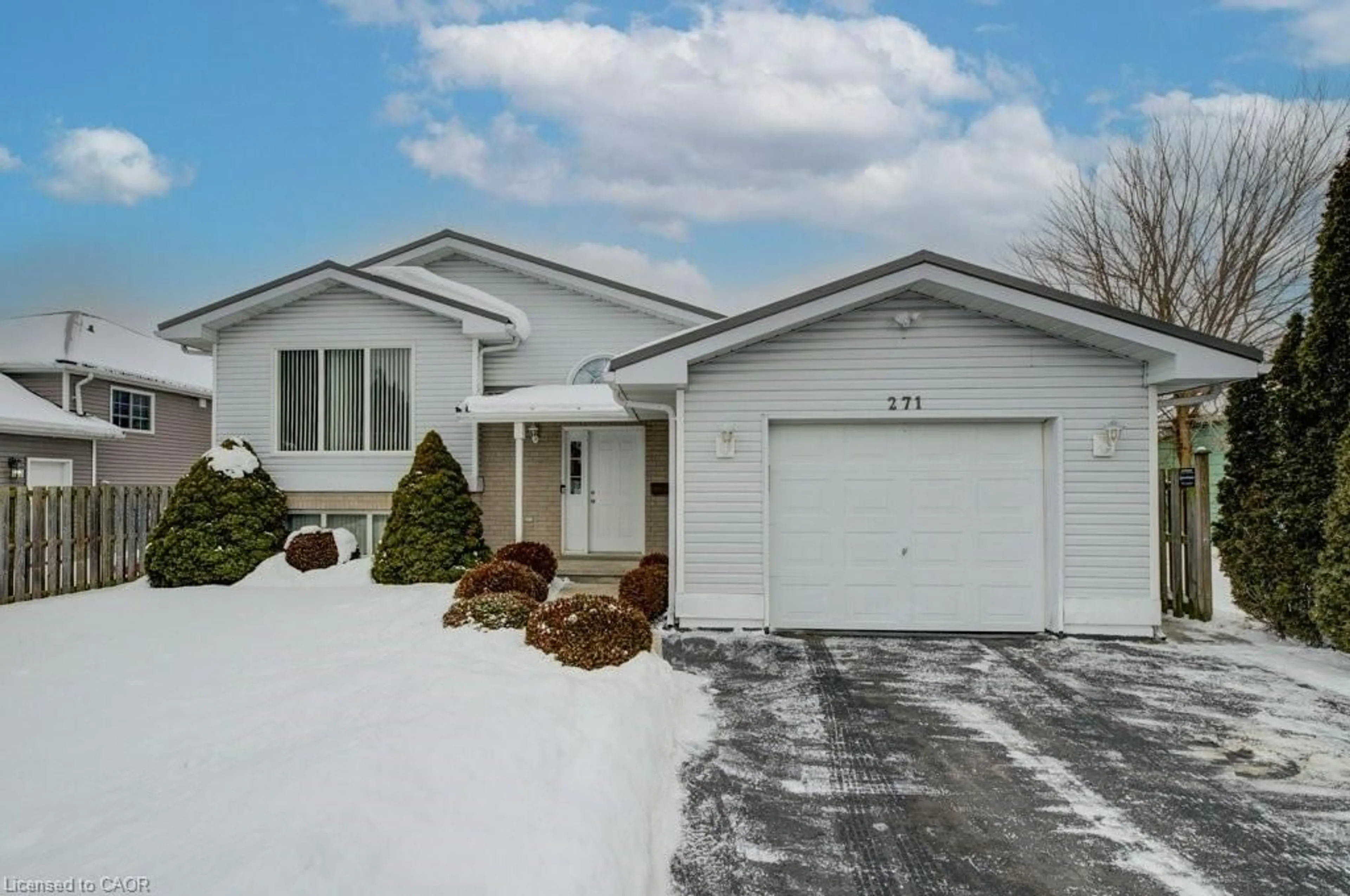 Home with vinyl exterior material, street for 271 College St, Waterford Ontario N0E 1Y0