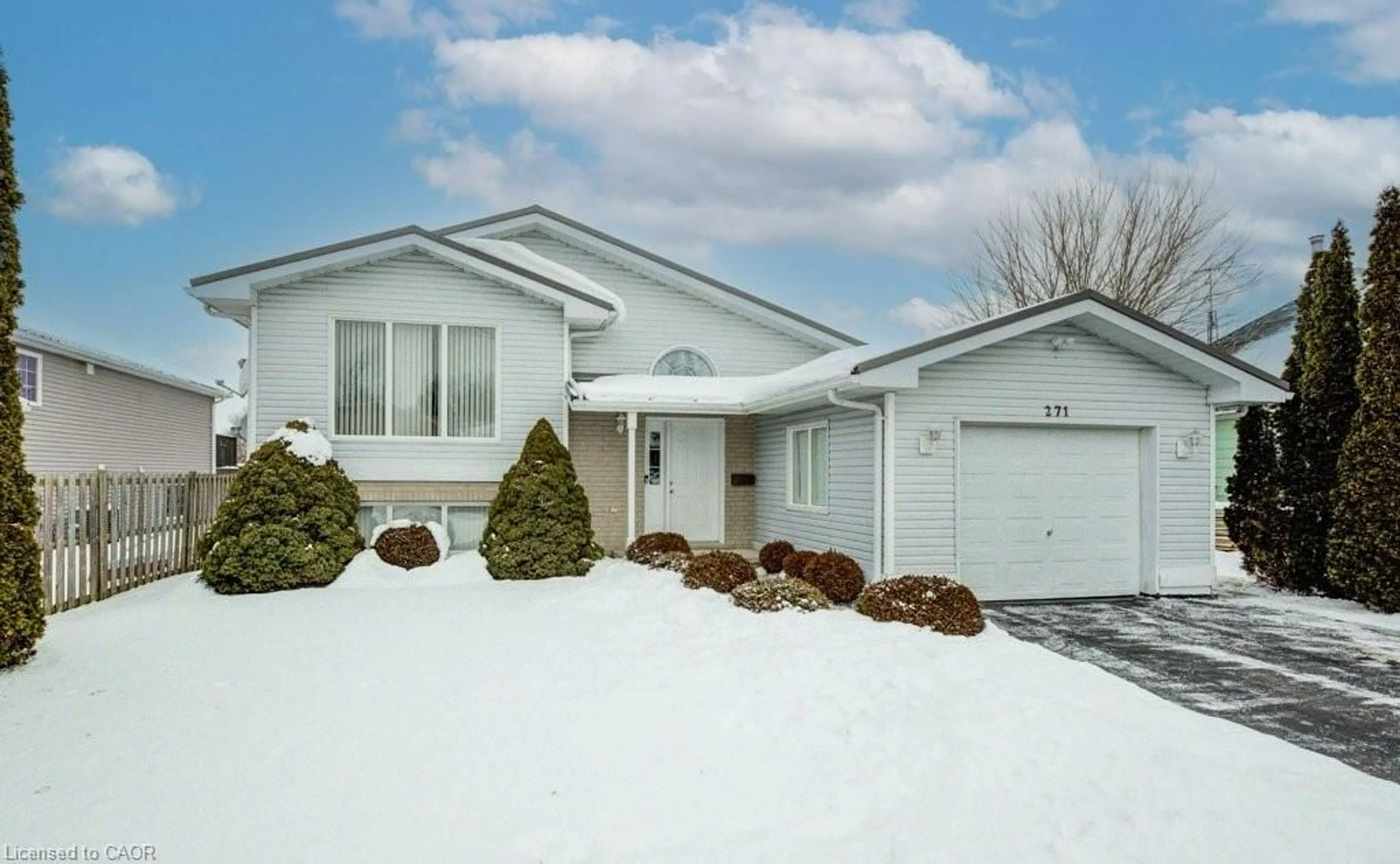 Home with vinyl exterior material, street for 271 College St, Waterford Ontario N0E 1Y0