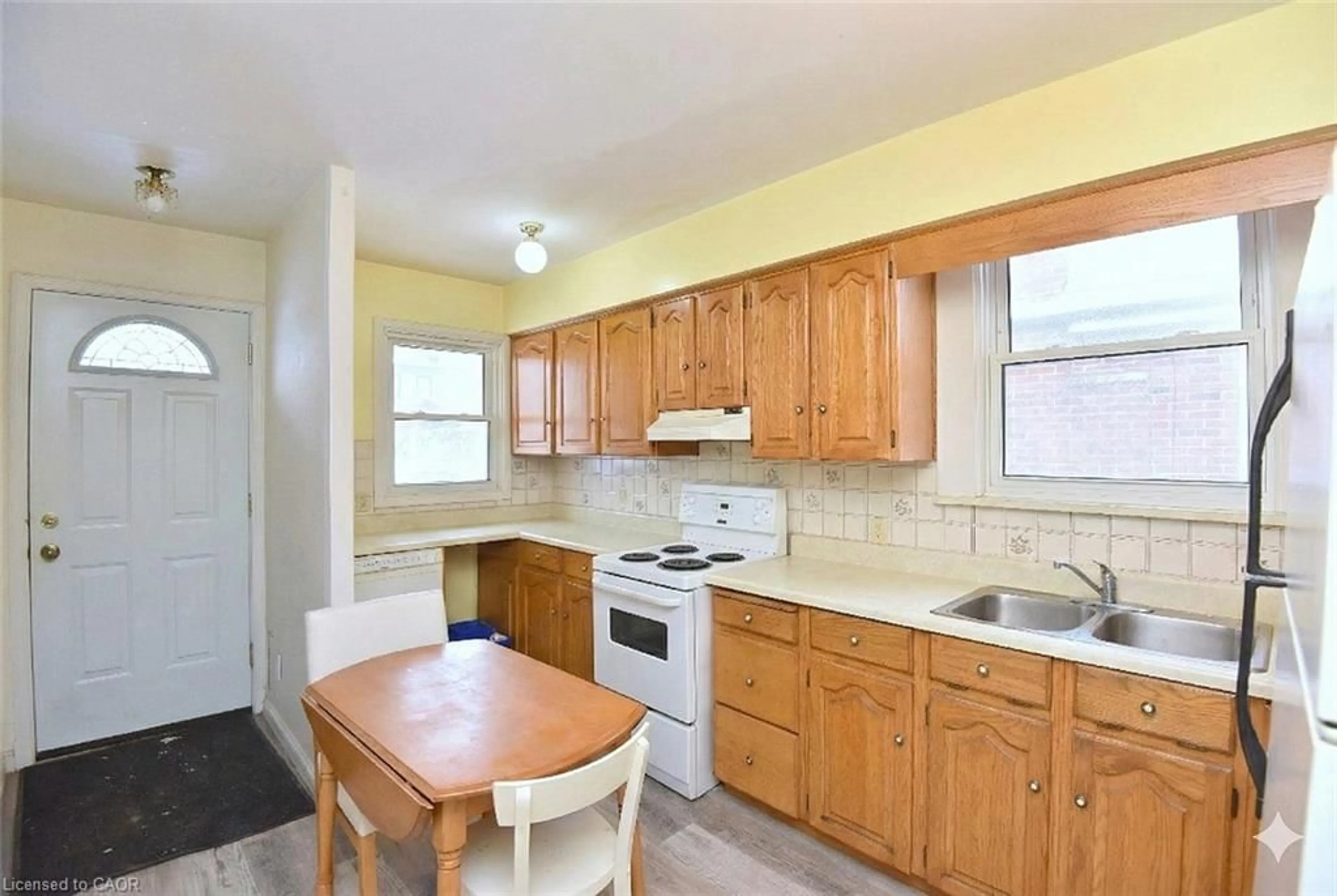Standard kitchen, unknown for 36 Kipling Rd, Hamilton Ontario L8S 3X3