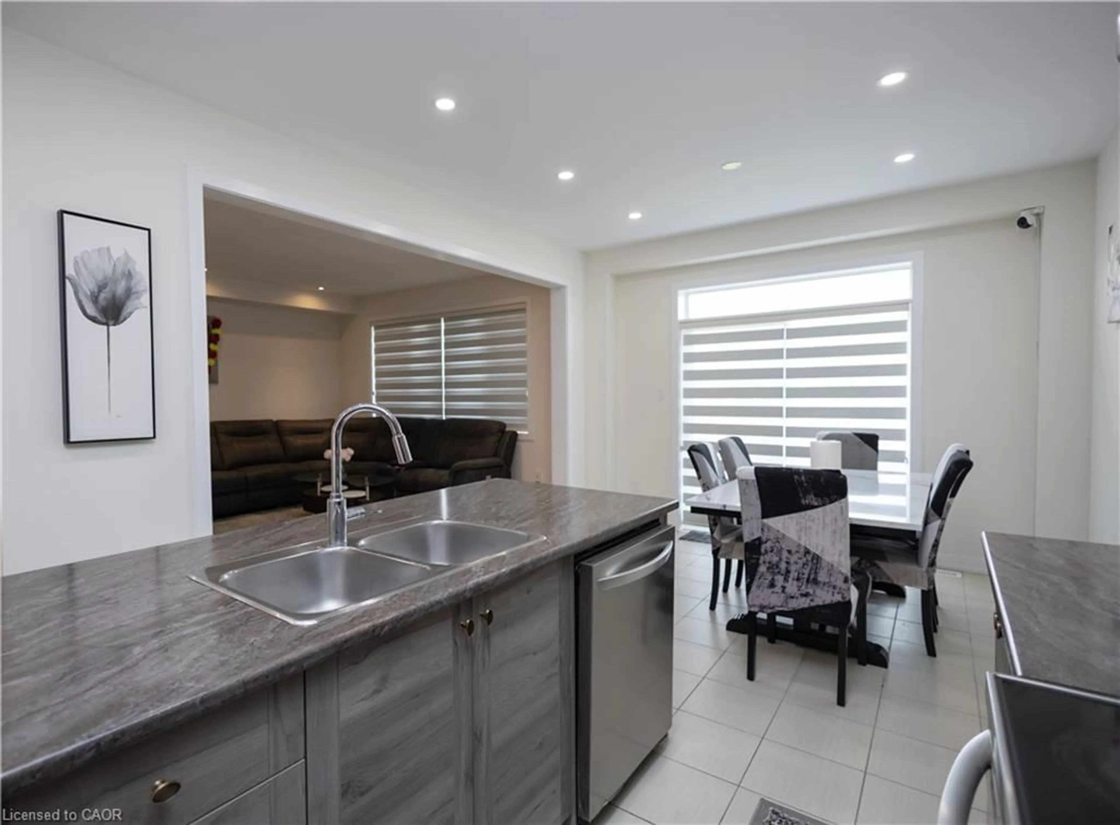 Open concept kitchen, ceramic/tile floor for 218 Wilmot Rd, Brantford Ontario N3T 0V8