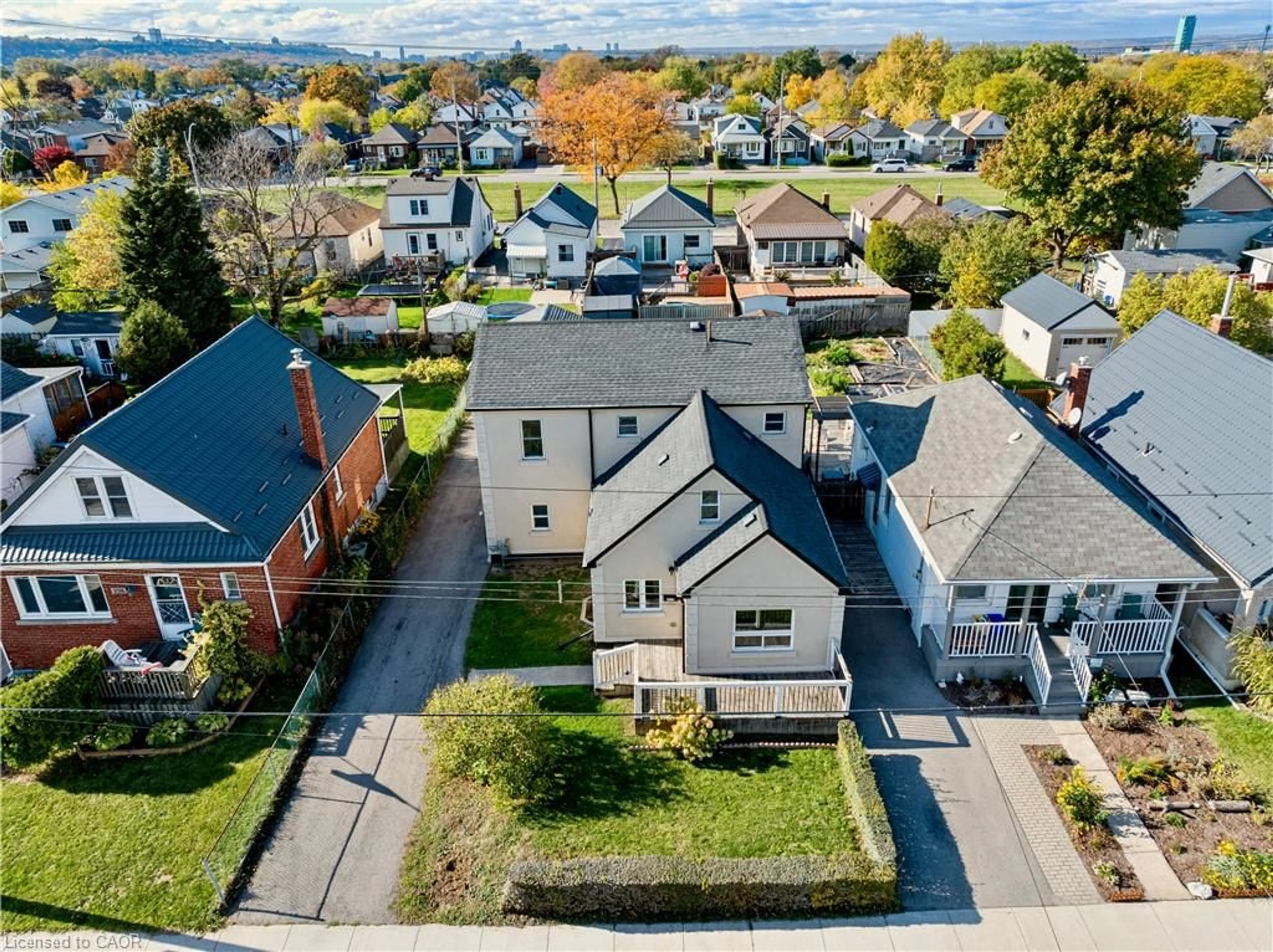 A pic from outside/outdoor area/front of a property/back of a property/a pic from drone, street for 233 Normanhurst Ave, Hamilton Ontario L8H 5N1