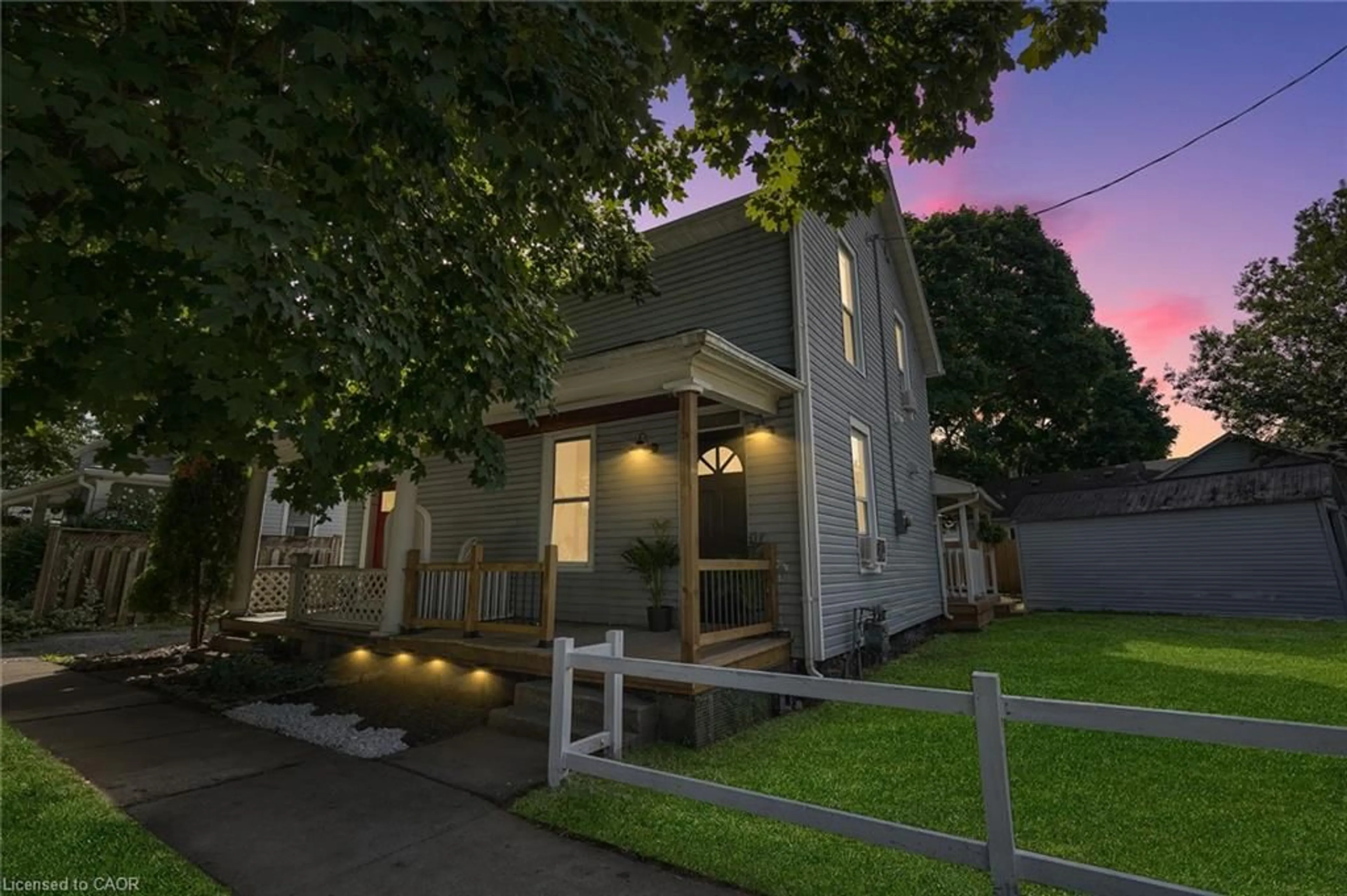 A pic from outside/outdoor area/front of a property/back of a property/a pic from drone, street for 8 Elizabeth St, St. Catharines Ontario L2R 6B4