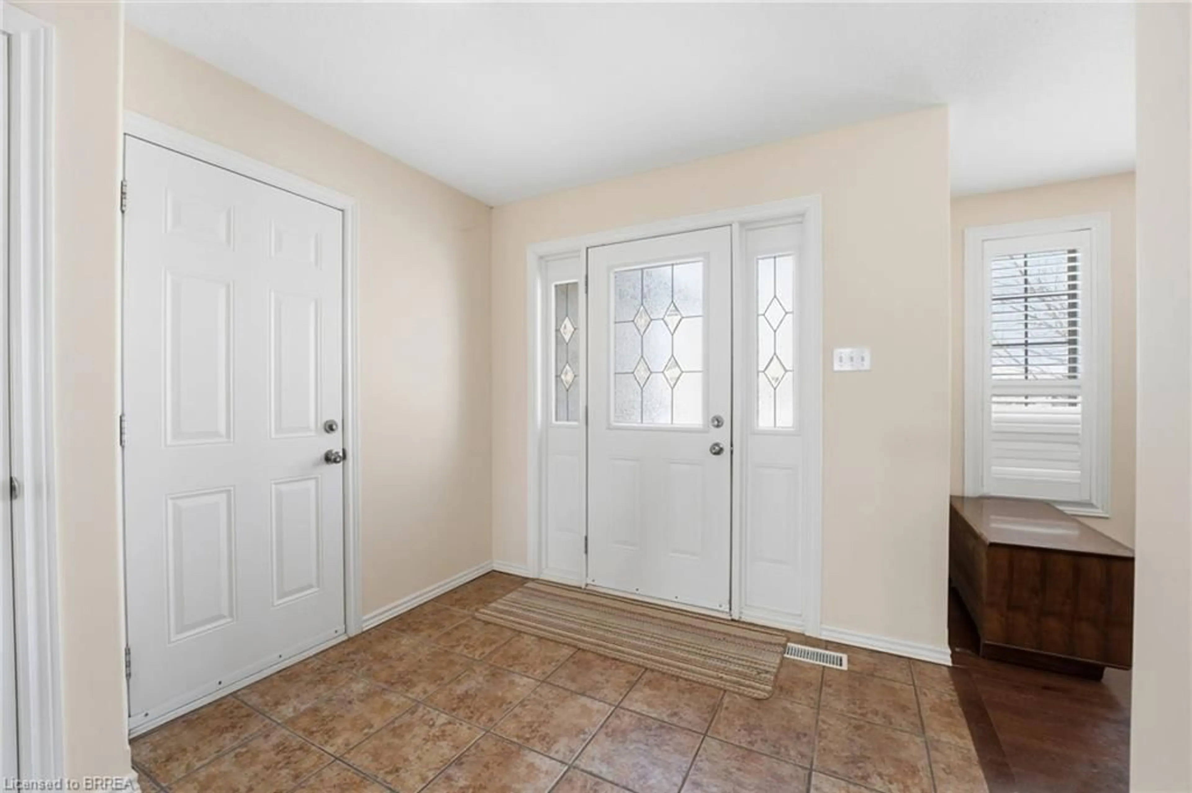 Indoor entryway for 28 Mansfield Dr, St. George Ontario N0E 1N0