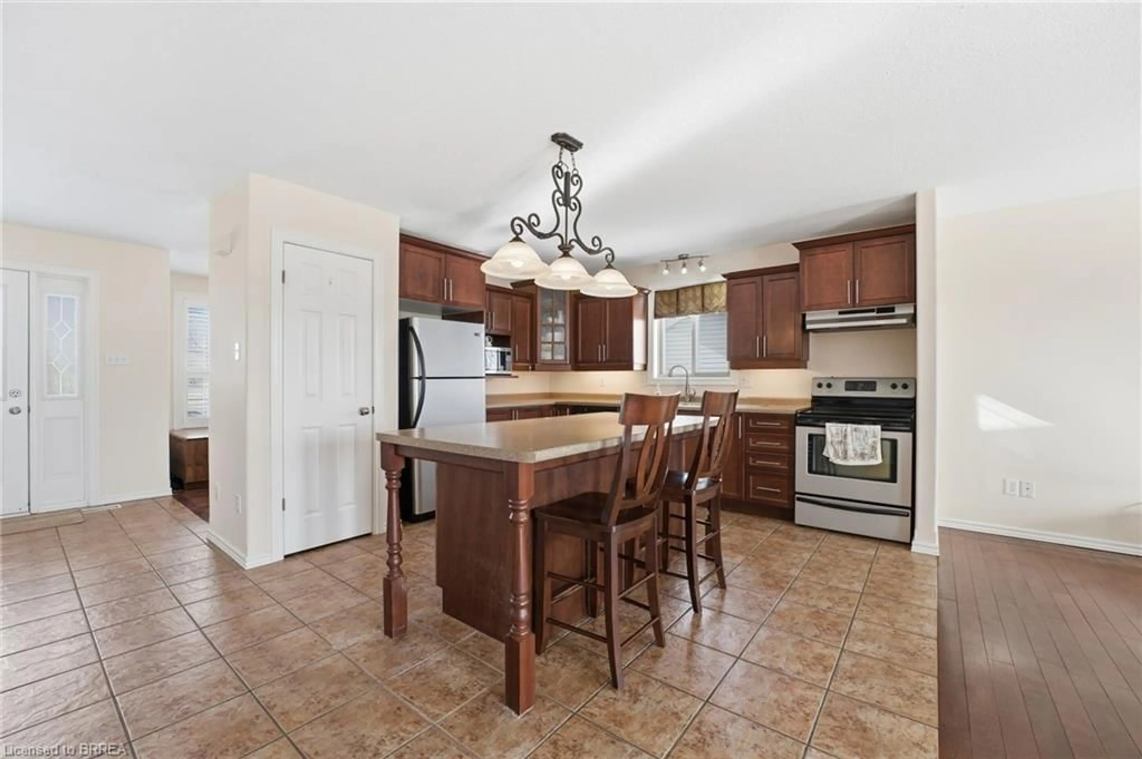 Open concept kitchen, ceramic/tile floor for 28 Mansfield Dr, St. George Ontario N0E 1N0