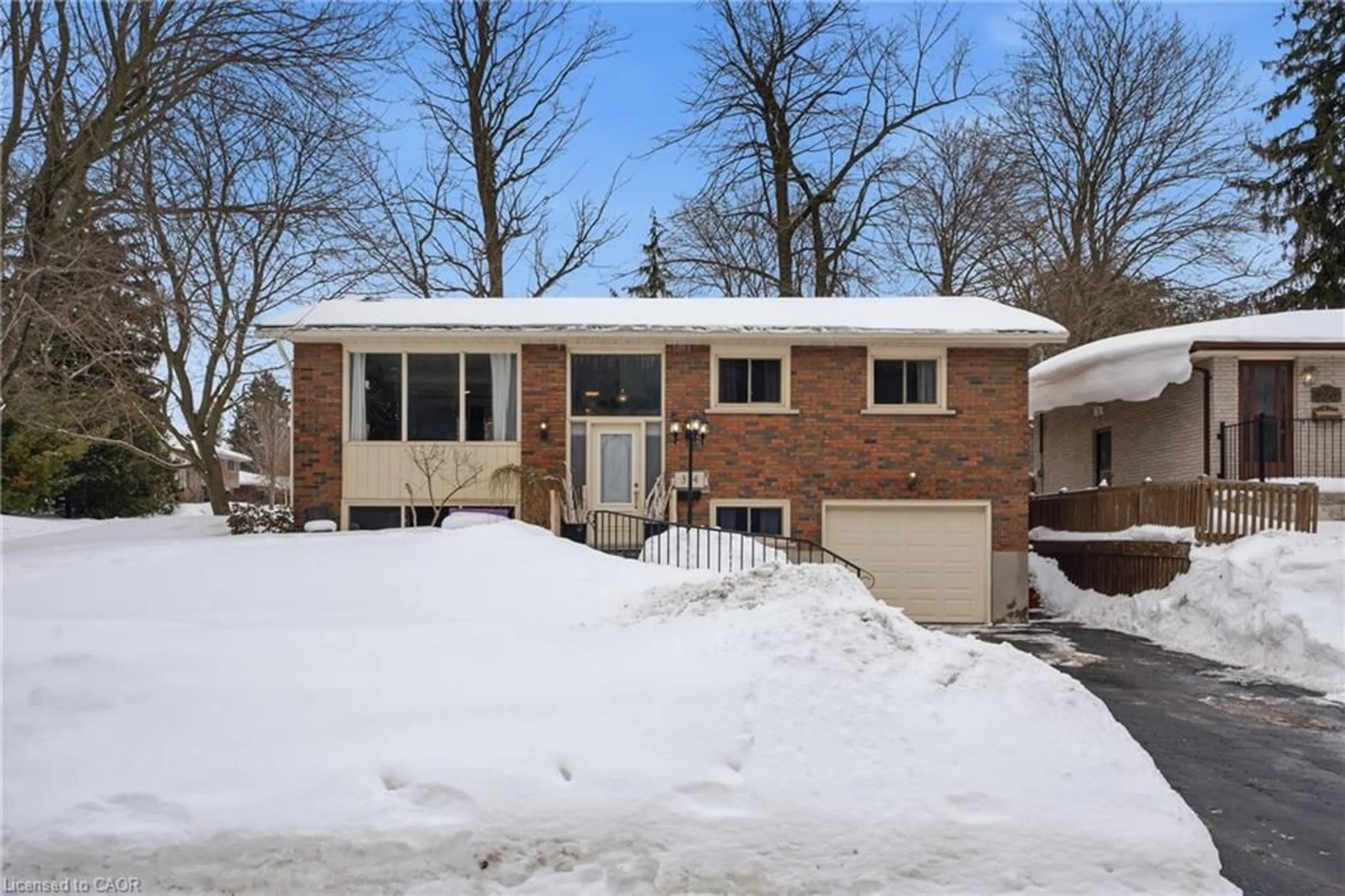 Unknown for 374 Queen St, Fergus Ontario N1M 1T4