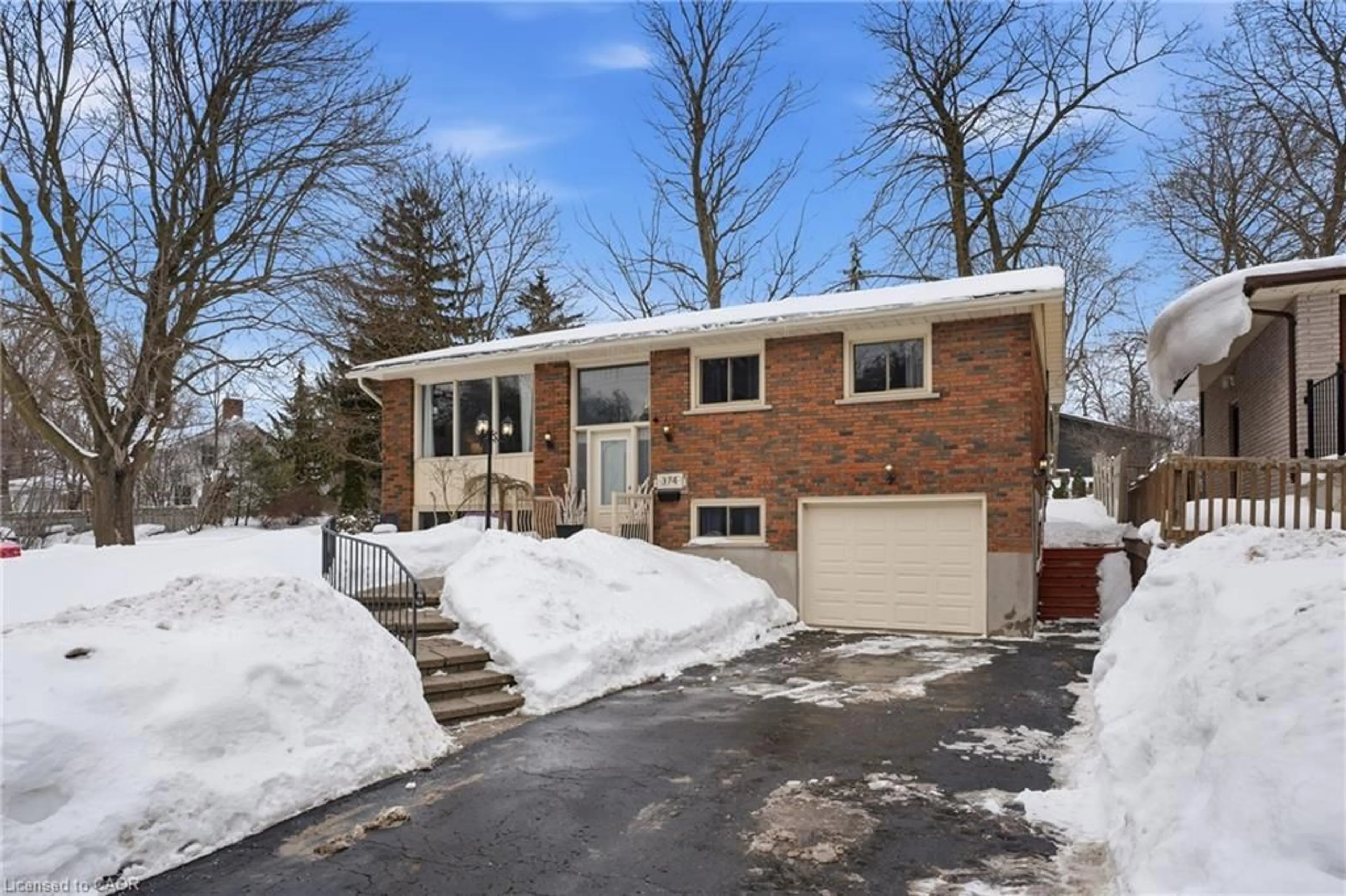 Unknown for 374 Queen St, Fergus Ontario N1M 1T4