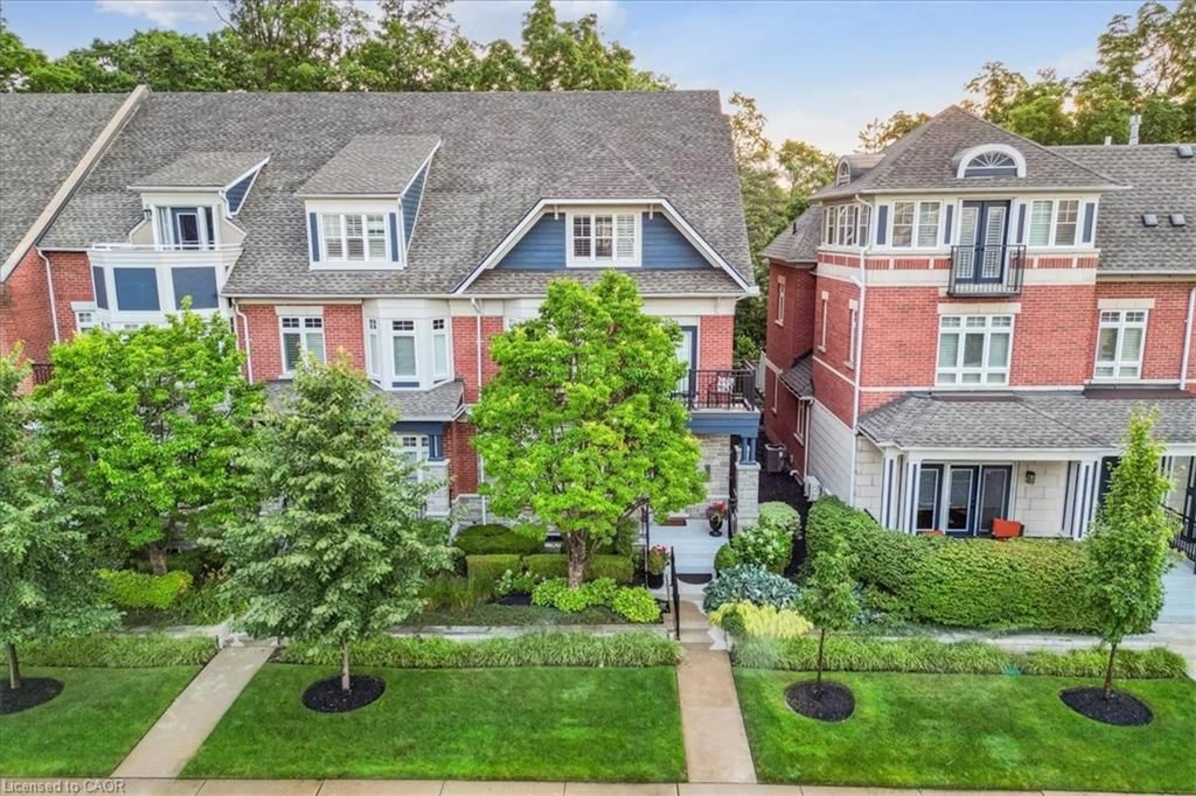 A pic from outside/outdoor area/front of a property/back of a property/a pic from drone, city buildings view from balcony for 111 St. Lawrence Dr, Mississauga Ontario L5G 4V2