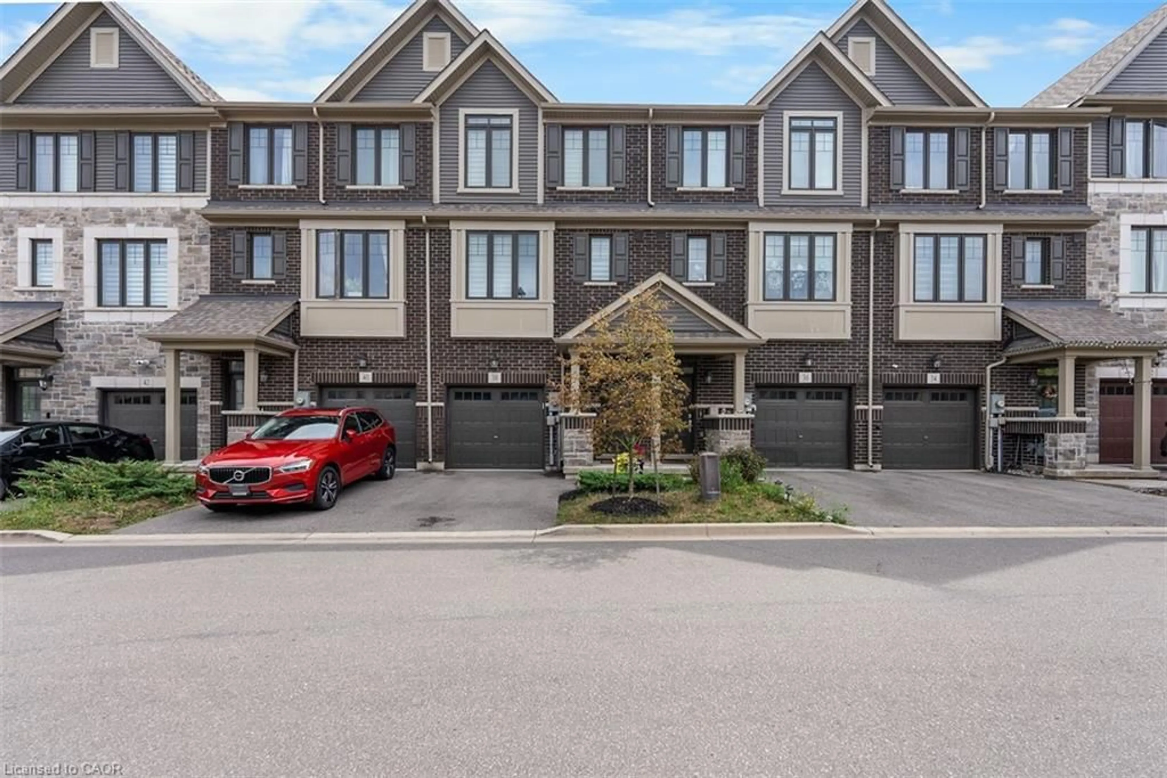 A pic from outside/outdoor area/front of a property/back of a property/a pic from drone, unknown for 38 Hibiscus Lane, Hamilton Ontario L8K 0A4