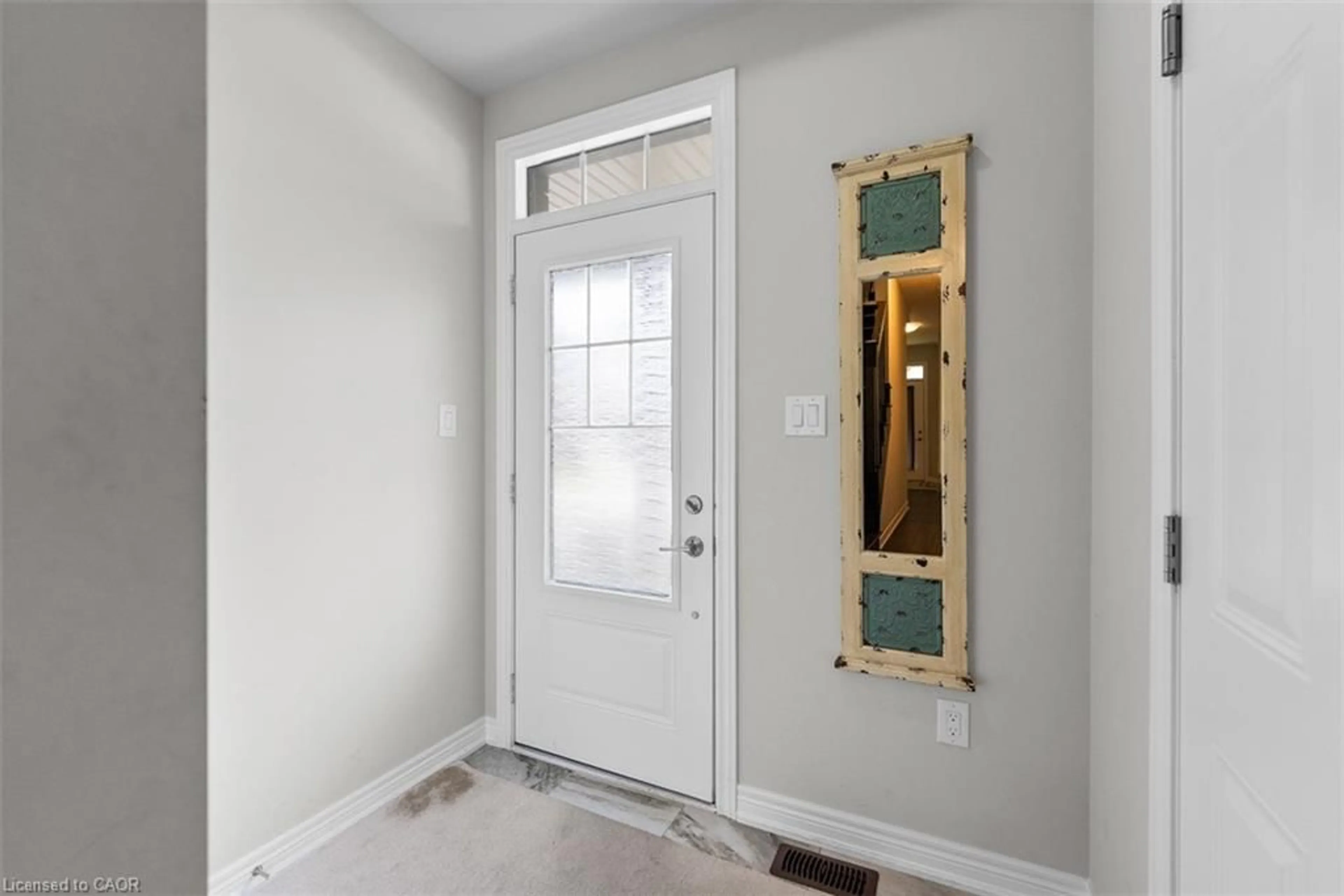 Indoor entryway for 38 Hibiscus Lane, Hamilton Ontario L8K 0A4