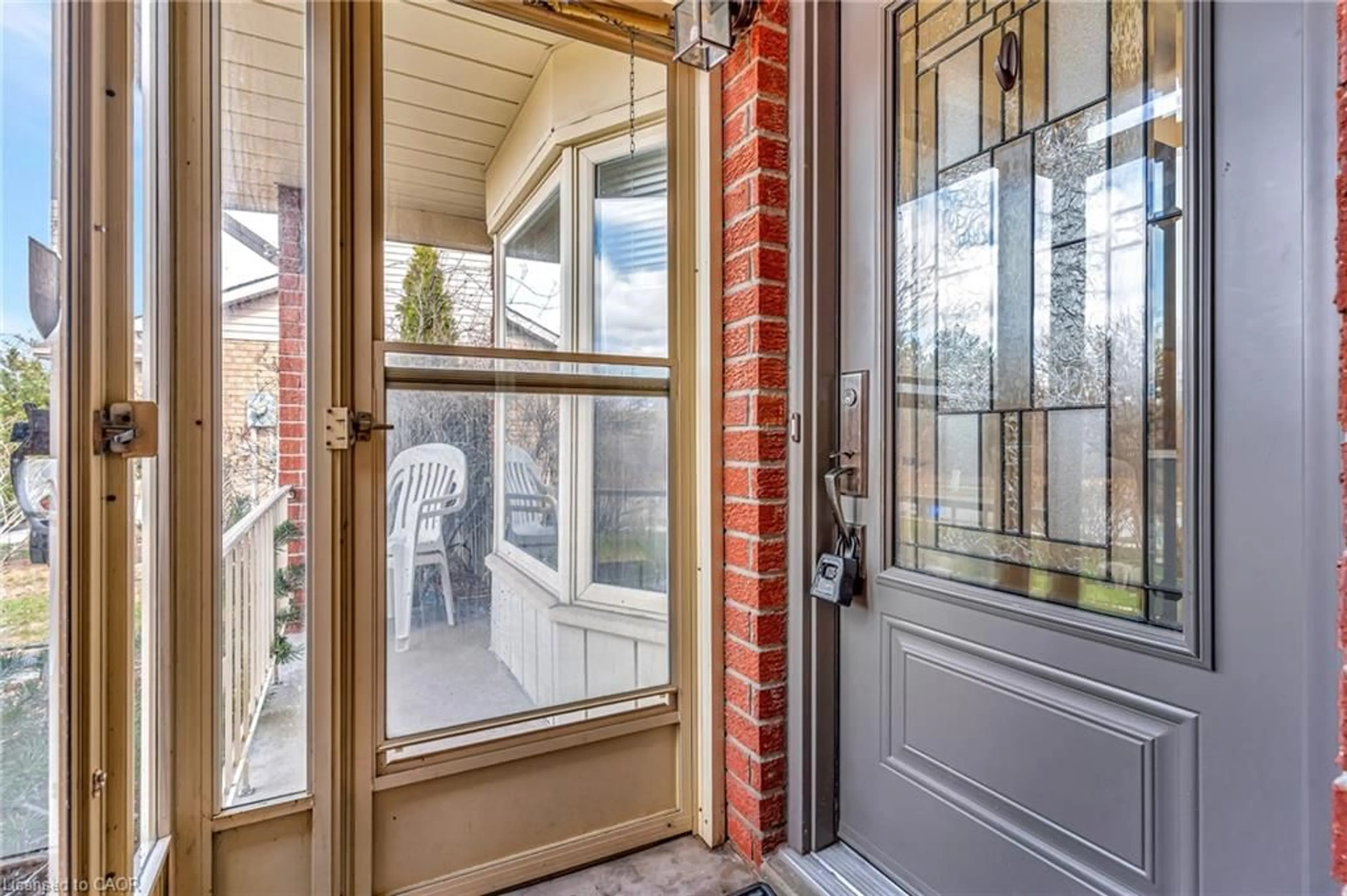 Indoor entryway for 2427 Headon Forest Dr, Burlington Ontario L7M 3K7
