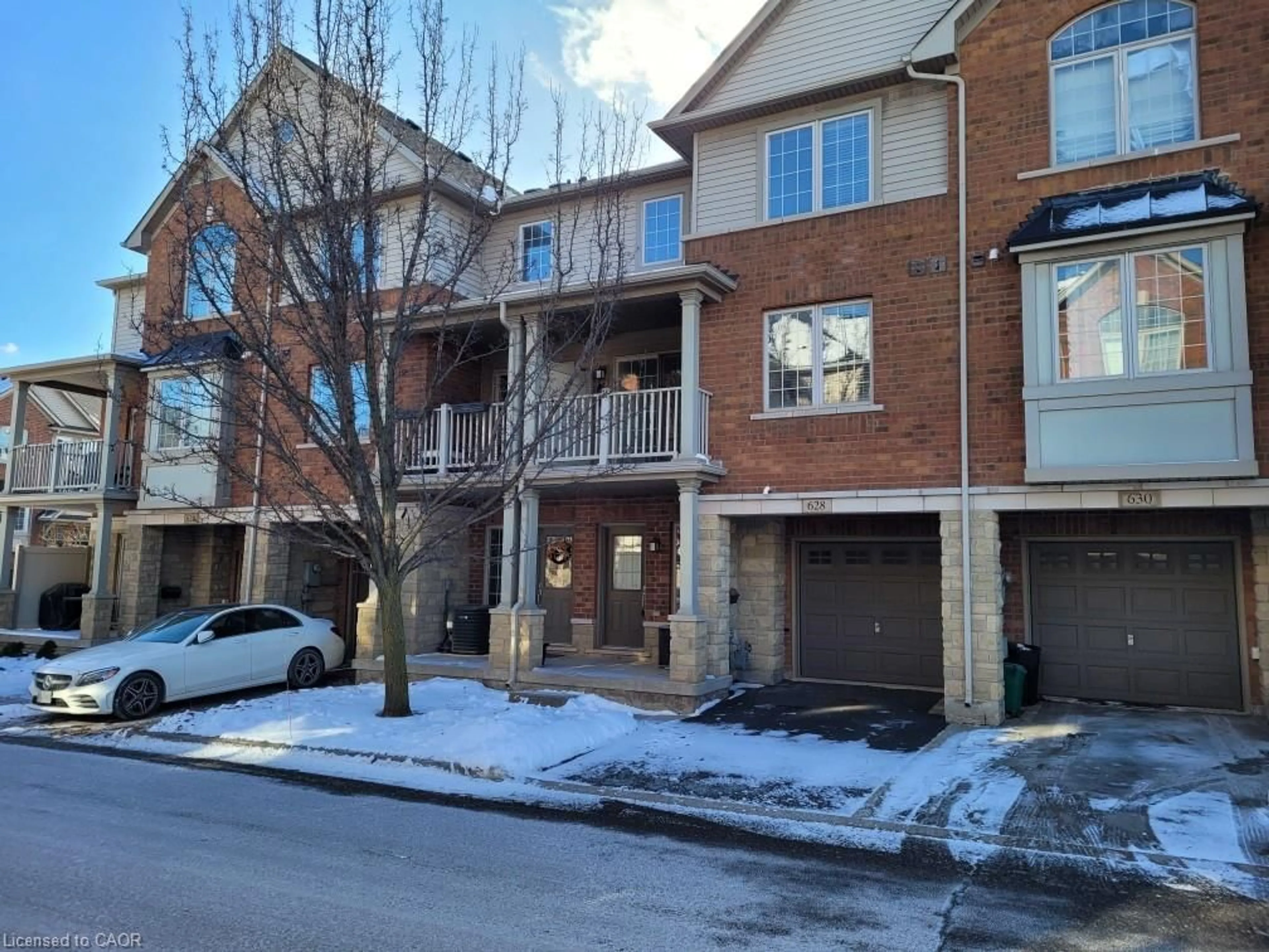 A pic from outside/outdoor area/front of a property/back of a property/a pic from drone, street for 628 Garibaldi Common, Burlington Ontario L7L 0E2