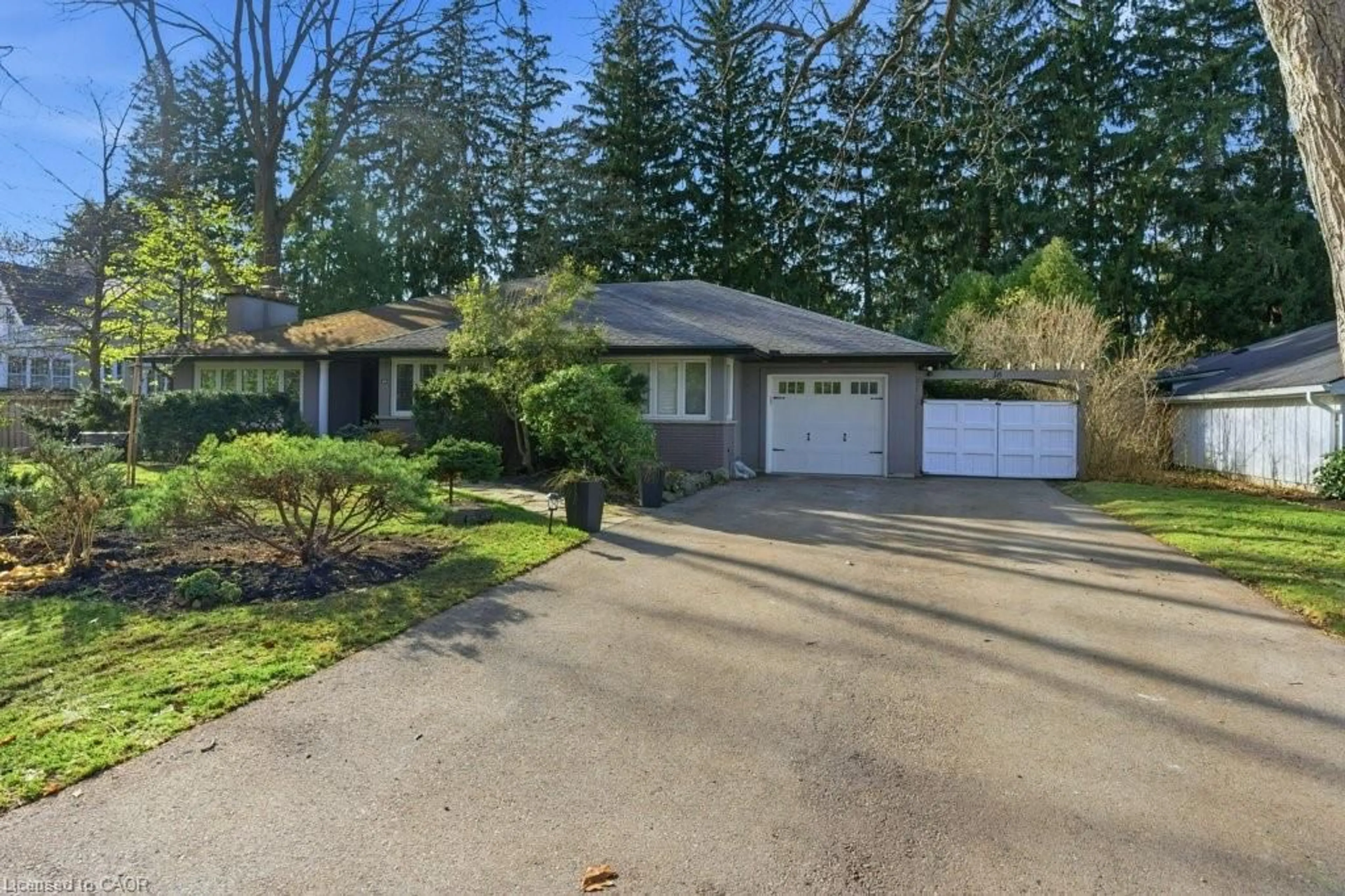 A pic from outside/outdoor area/front of a property/back of a property/a pic from drone, street for 16 Lovers Lane, Ancaster Ontario L9G 1G3