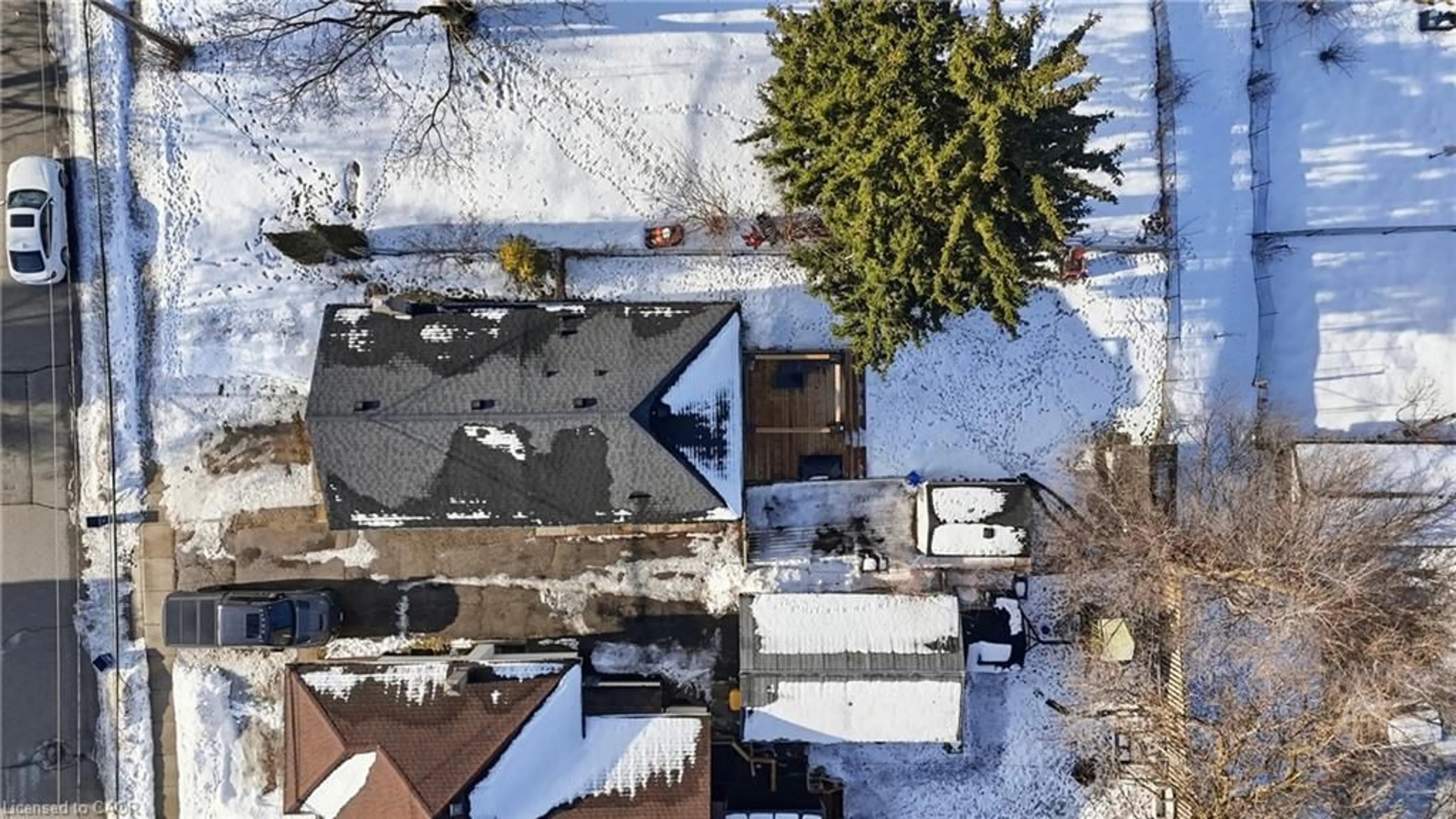 A pic from outside/outdoor area/front of a property/back of a property/a pic from drone, street for 51 Norfolk Ave, Cambridge Ontario N1R 3T7