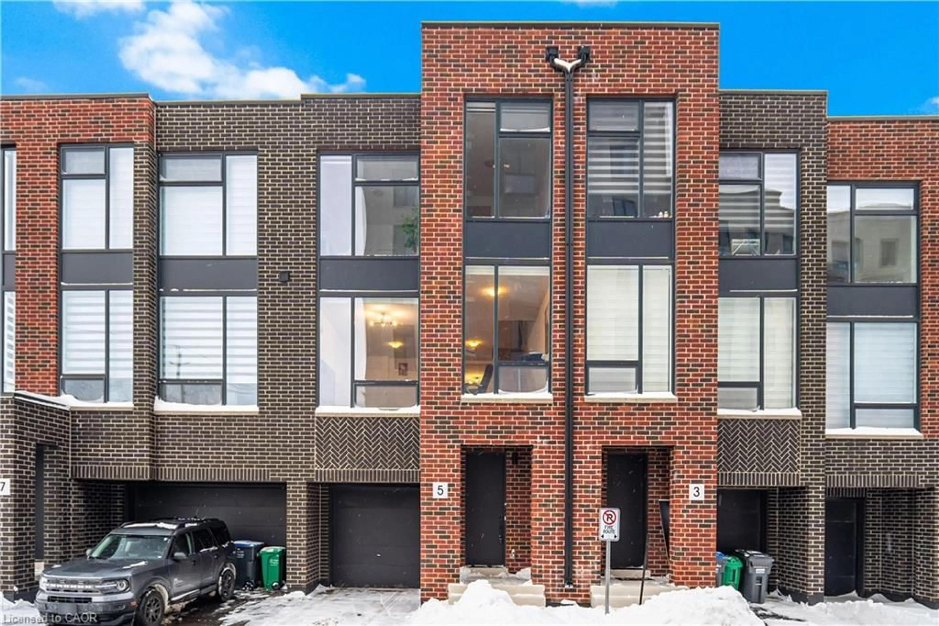 Home with brick exterior material, street for 5 Taylor Crt, Peel Ontario L7E 2R7