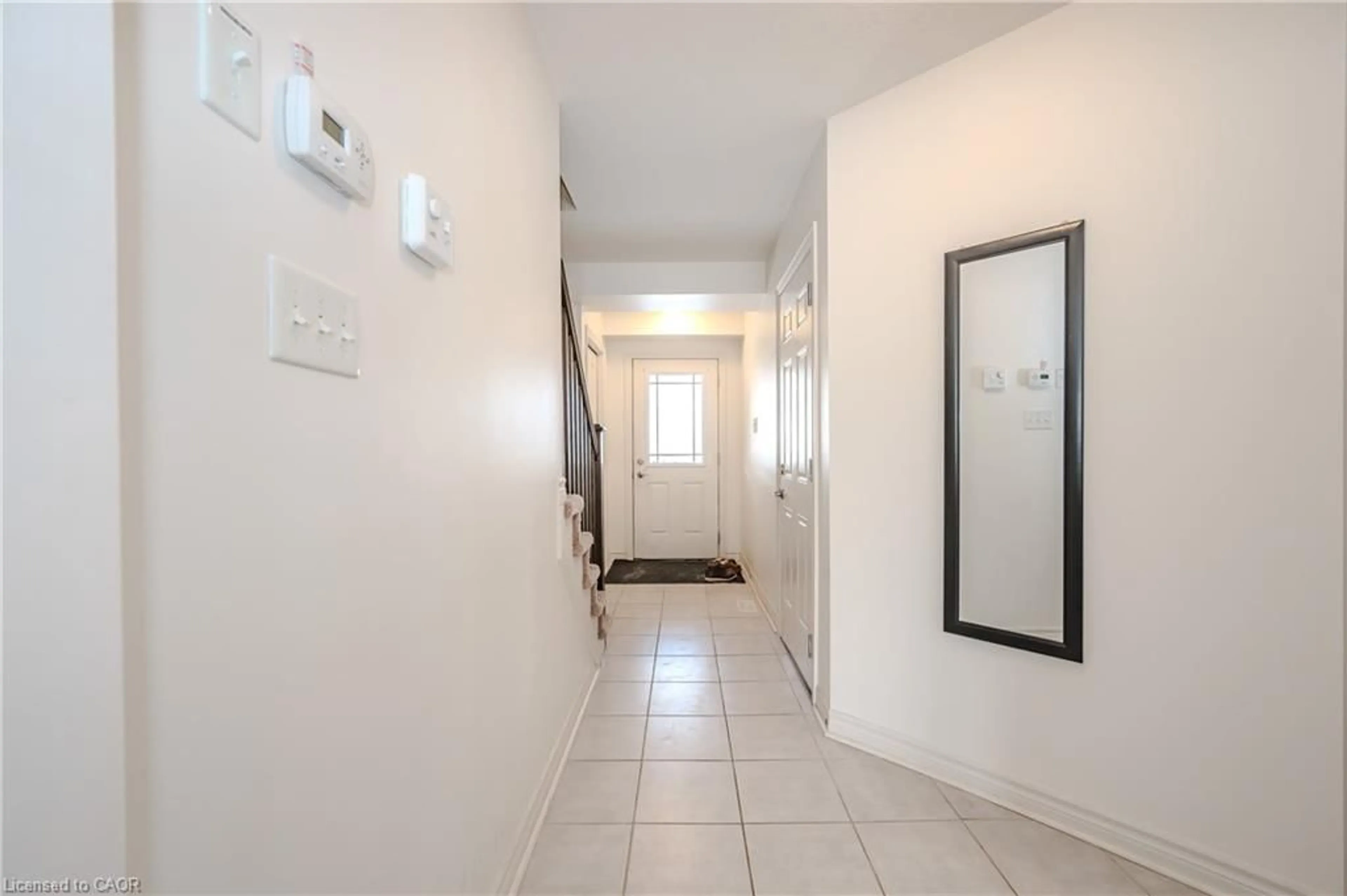 Indoor entryway for 23 Kingsbury Sq #23, Guelph Ontario N1L 0K6
