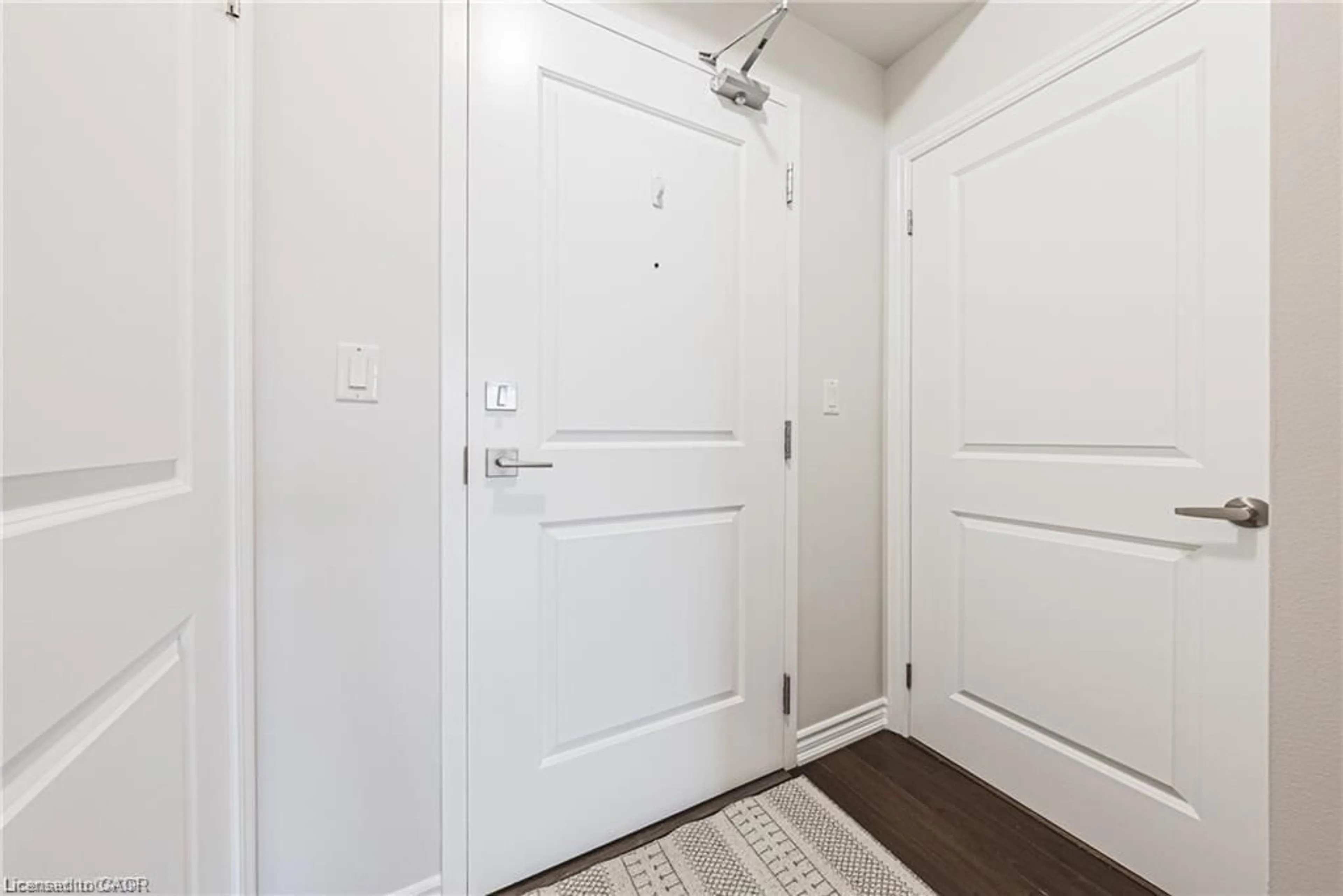 Indoor entryway for 35 Southshore Cres #221, Stoney Creek Ontario L8E 0J2