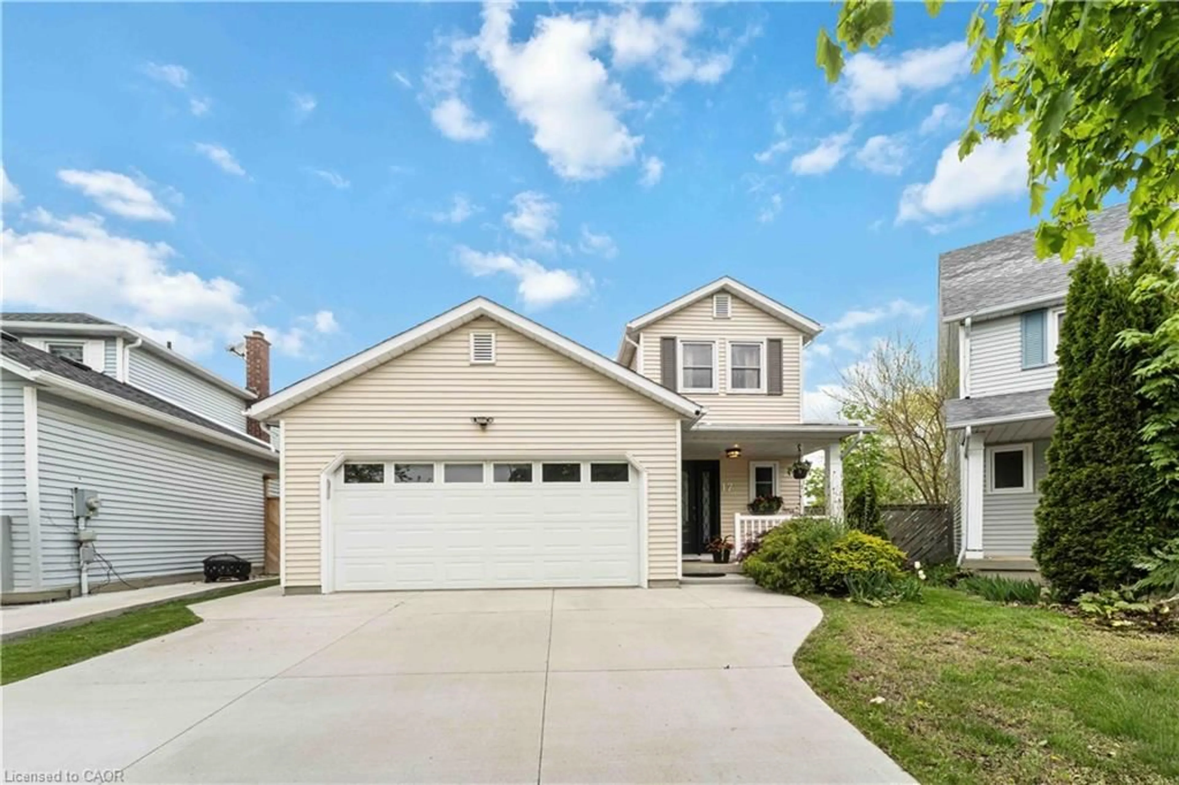 Home with vinyl exterior material, street for 17 Rannie Crt, Thorold Ontario L2V 4X1