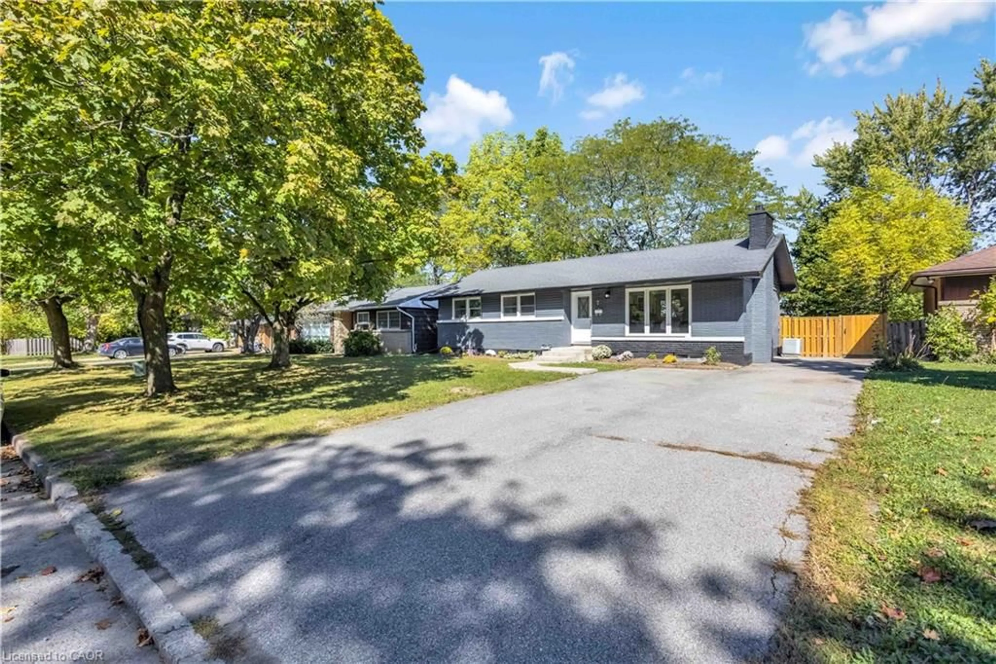 A pic from outside/outdoor area/front of a property/back of a property/a pic from drone, street for 7 Swan Dr, St. Catharines Ontario L2T 2C2