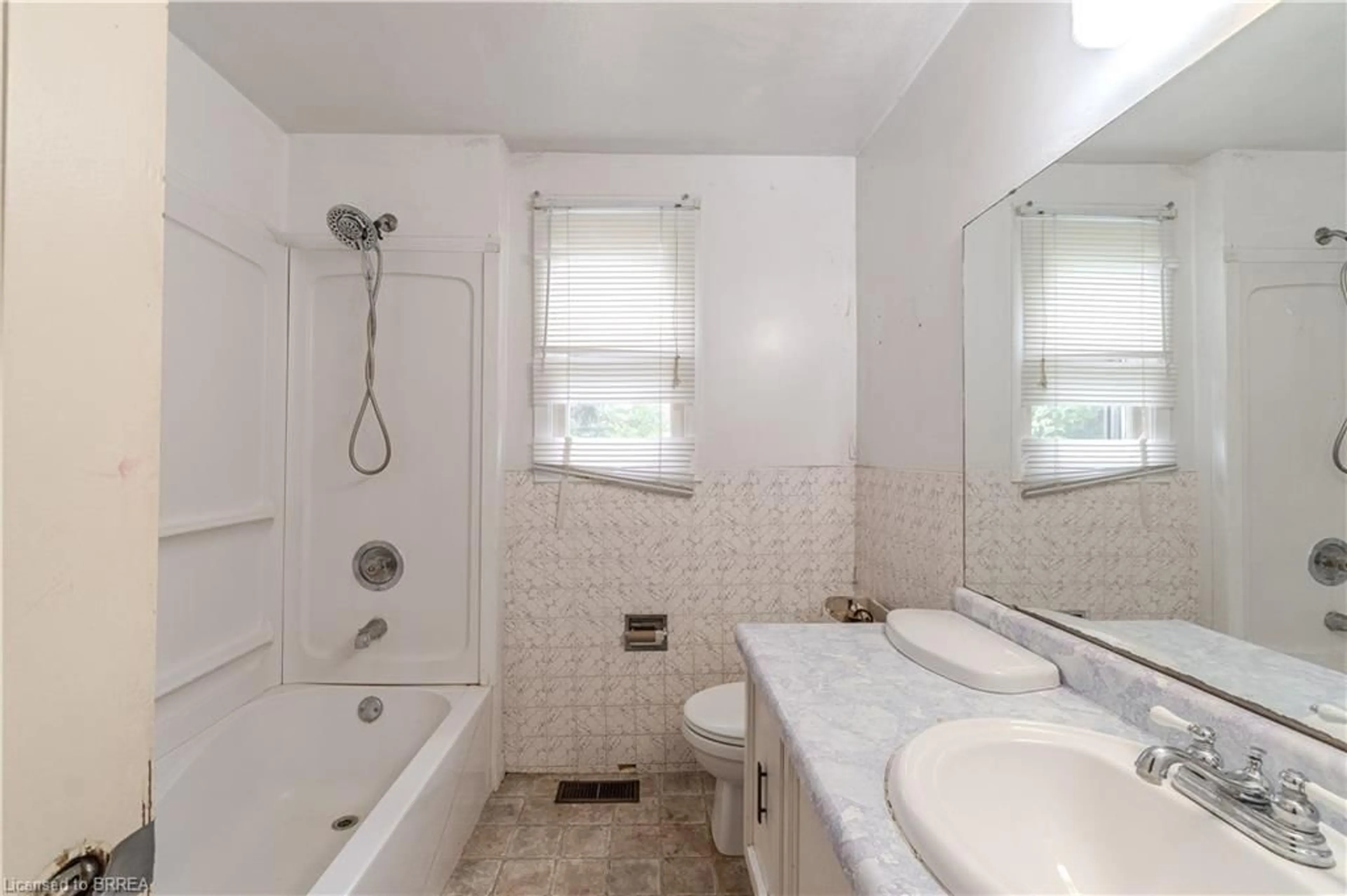 Standard bathroom, ceramic/tile floor for 978 Norfolk St, Simcoe Ontario N3Y 3R8