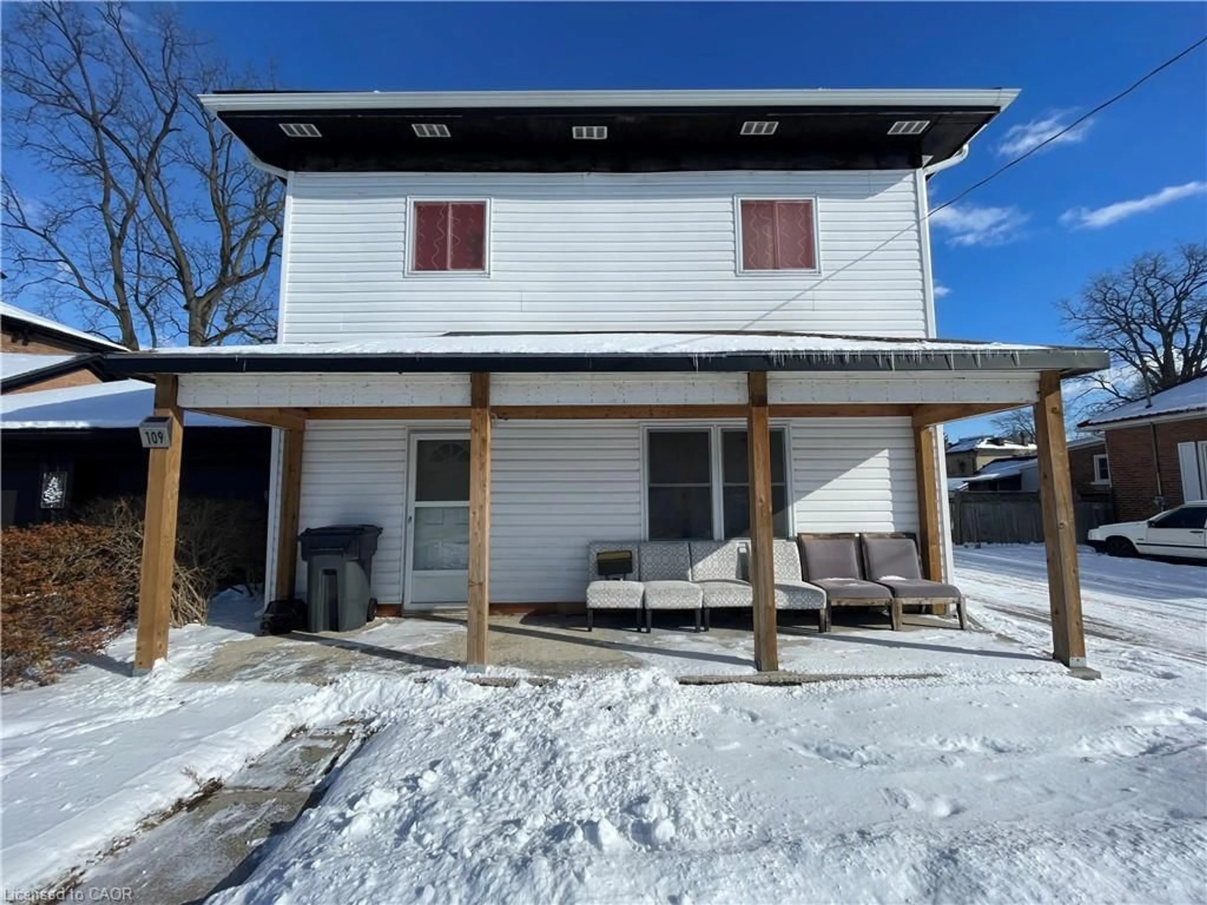 A pic from outside/outdoor area/front of a property/back of a property/a pic from drone, building for 109 Head St, Simcoe Ontario N3Y 3X3