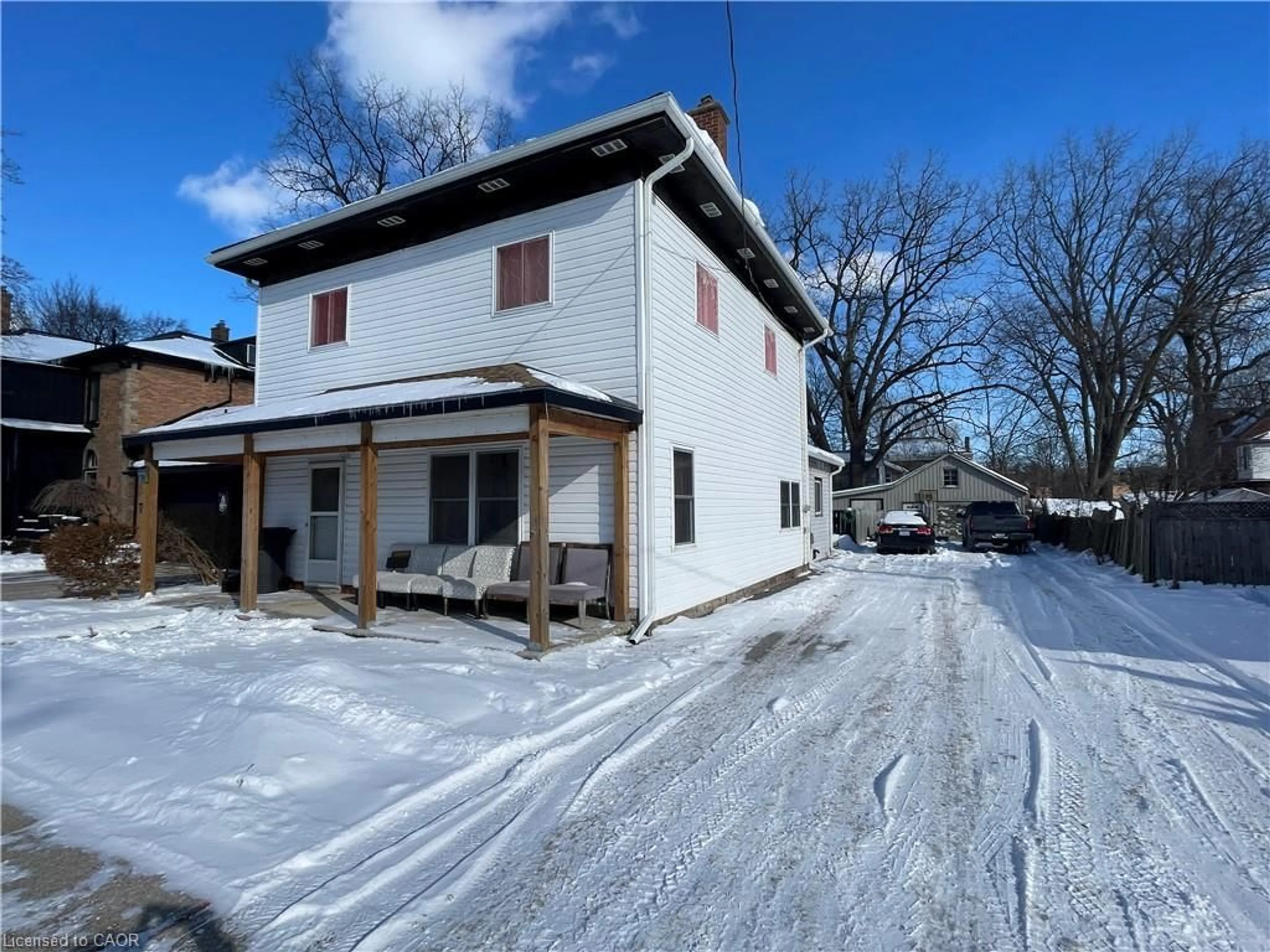 A pic from outside/outdoor area/front of a property/back of a property/a pic from drone, building for 109 Head St, Simcoe Ontario N3Y 3X3