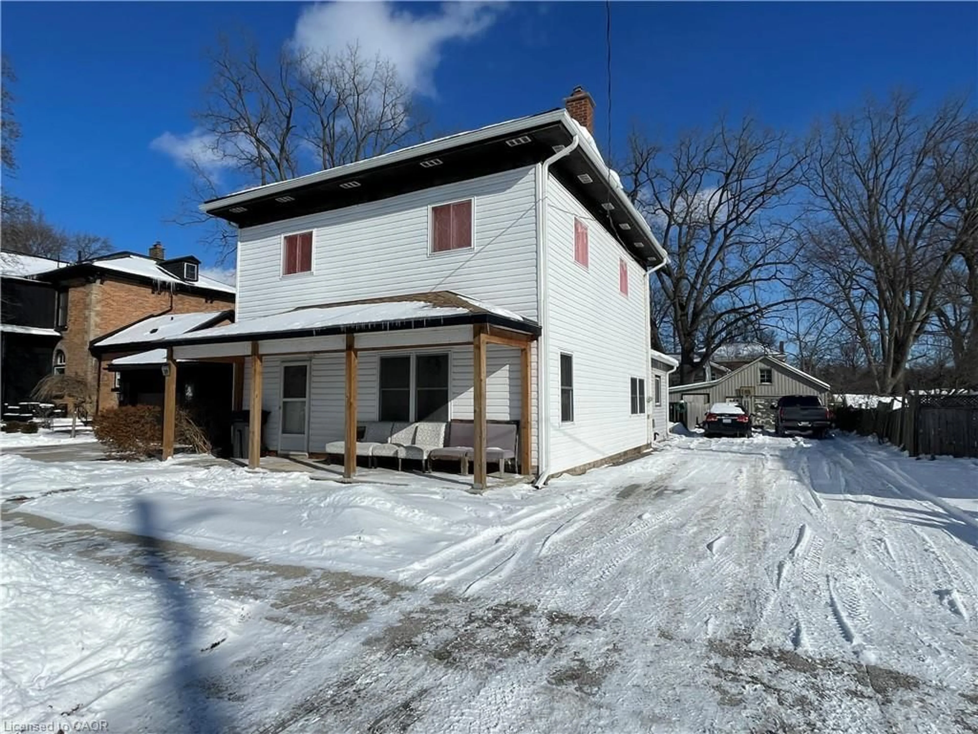A pic from outside/outdoor area/front of a property/back of a property/a pic from drone, building for 109 Head St, Simcoe Ontario N3Y 3X3