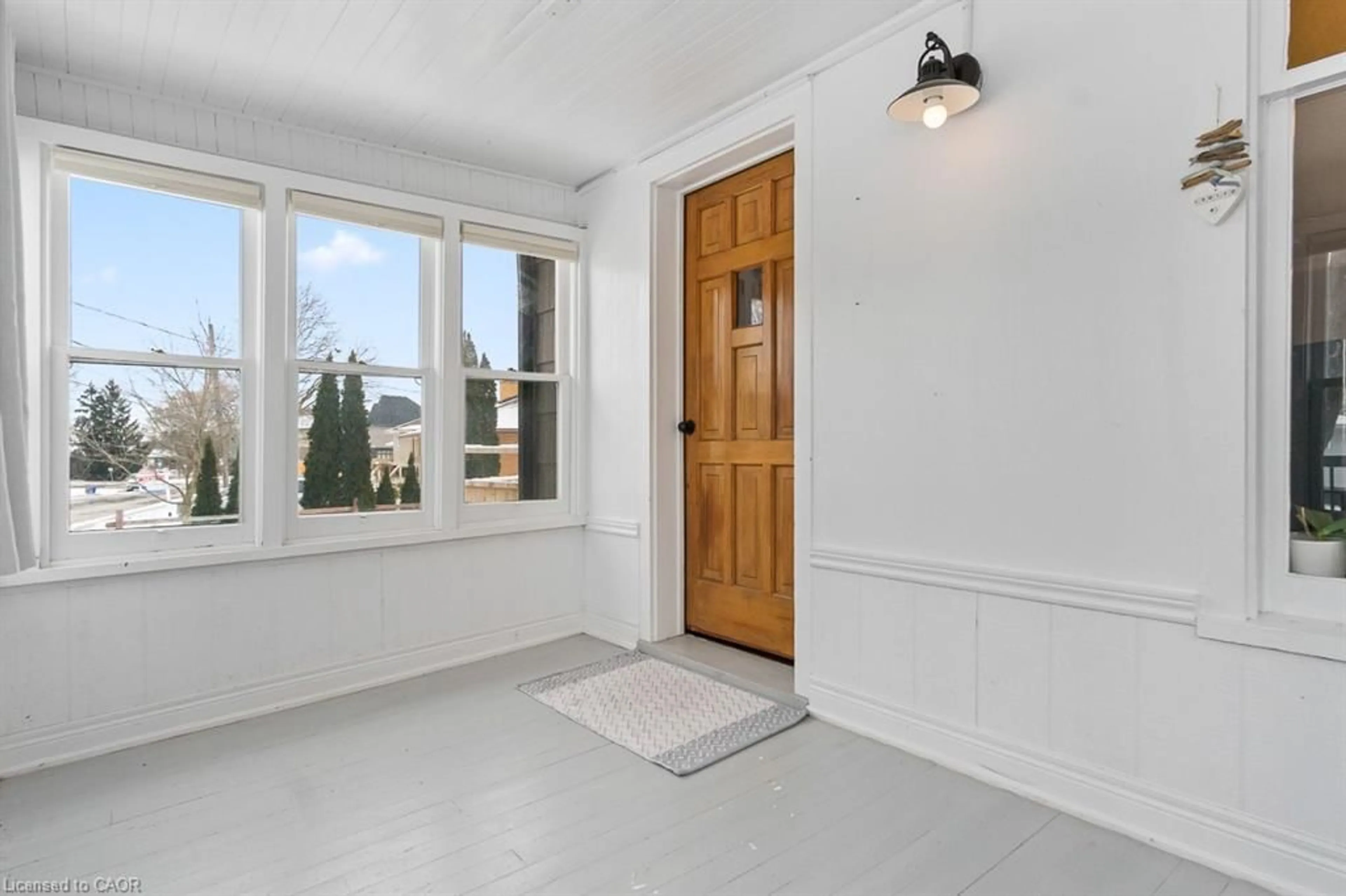 Indoor entryway for 4297 East Ave #1, Beamsville Ontario L0R 1B6