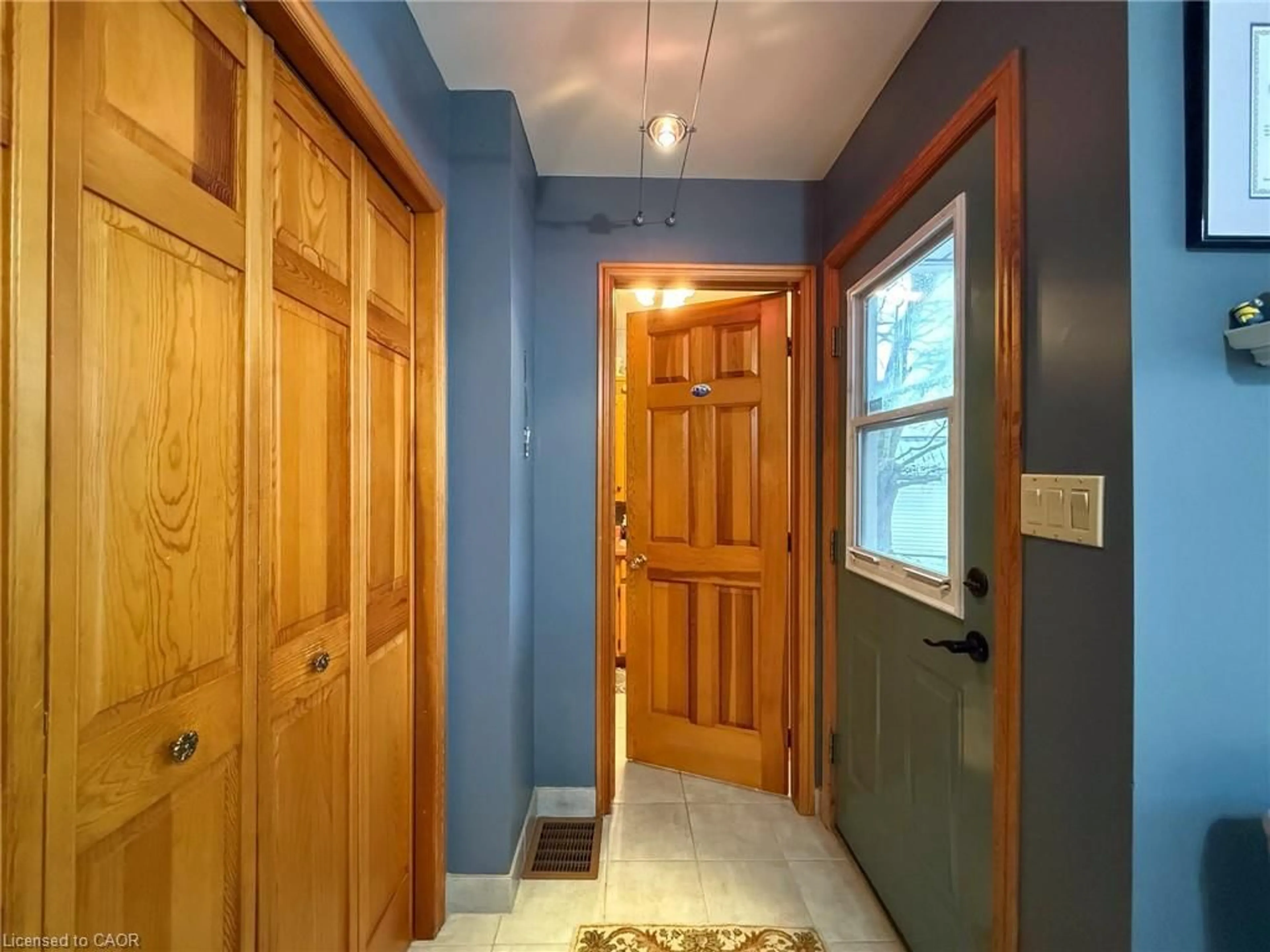 Indoor entryway for 22 Ormond Cres, Simcoe Ontario N3Y 1Y2
