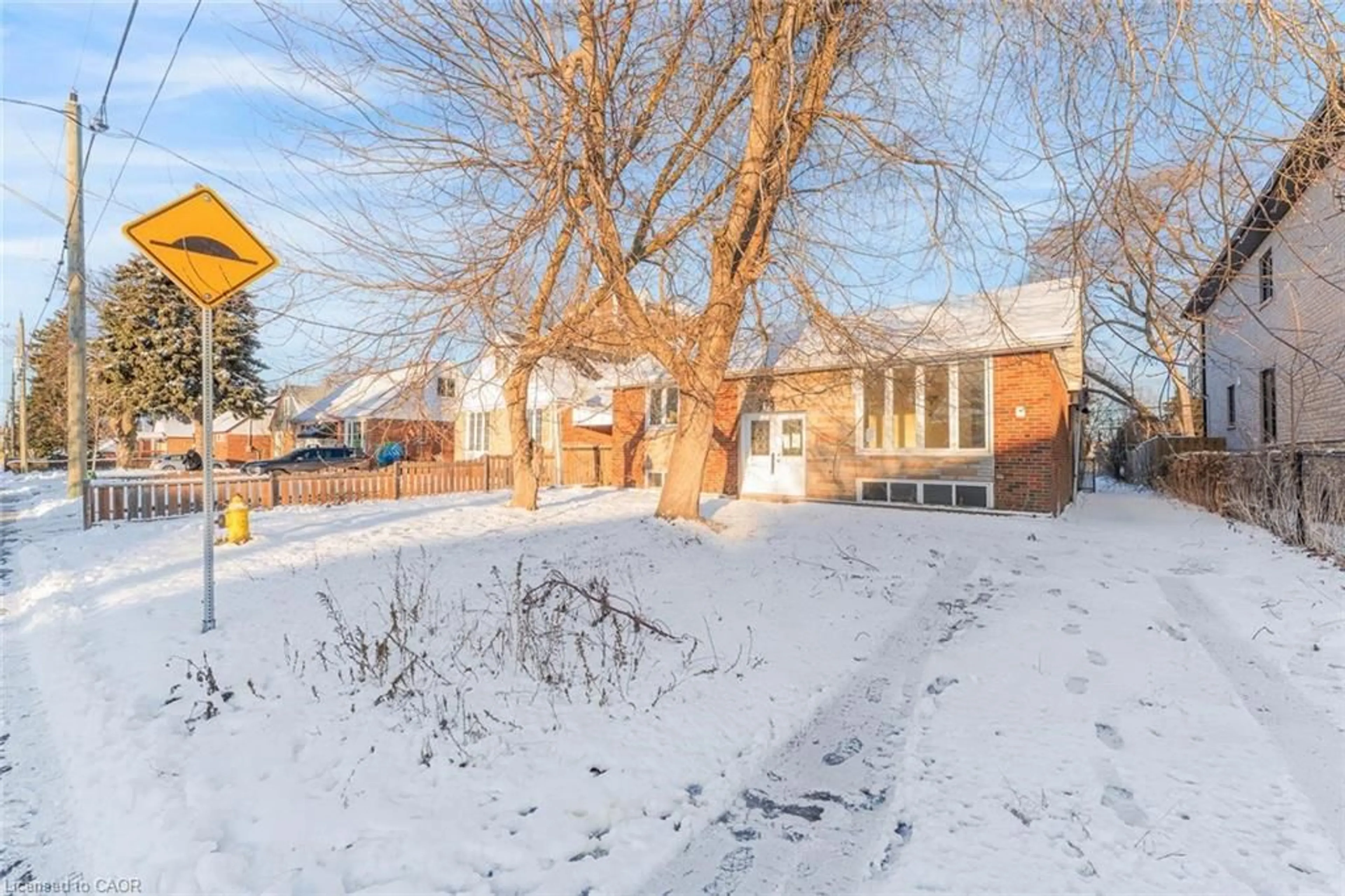 A pic from outside/outdoor area/front of a property/back of a property/a pic from drone, street for 33 Elfreda Blvd, Scarborough Ontario M1L 4L5