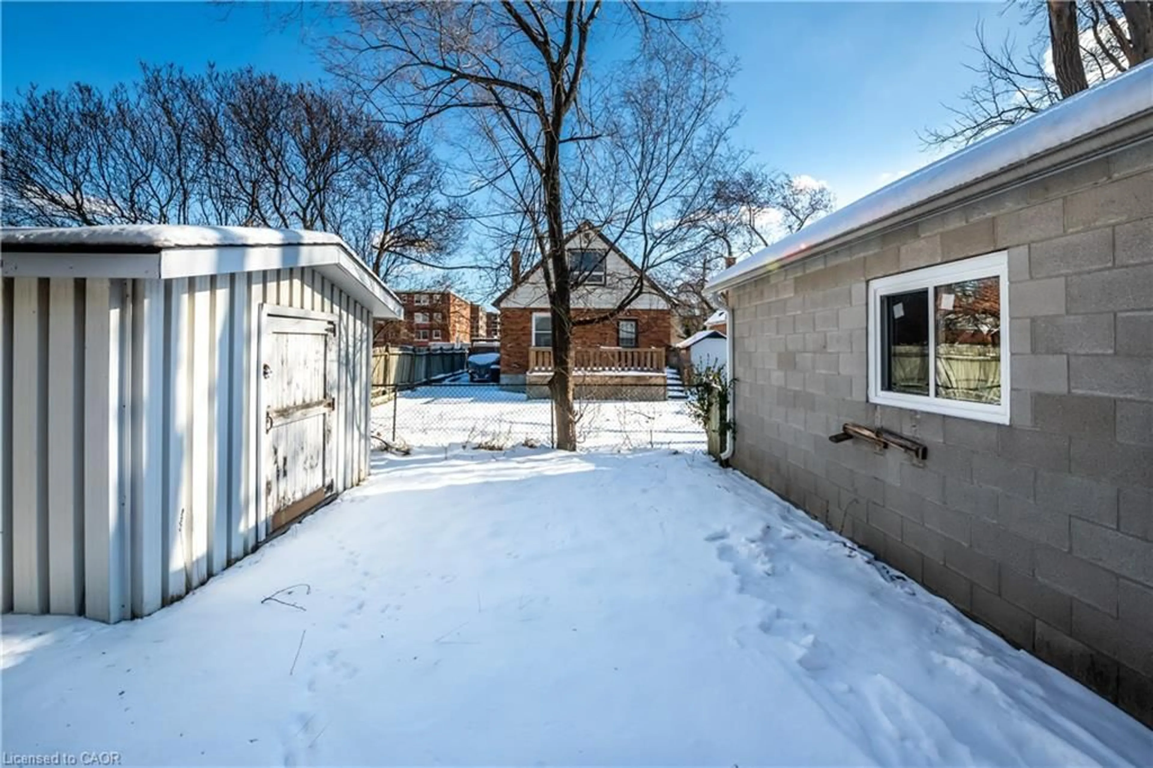 Patio, street for 3 East 35th St, Hamilton Ontario L8V 3X5