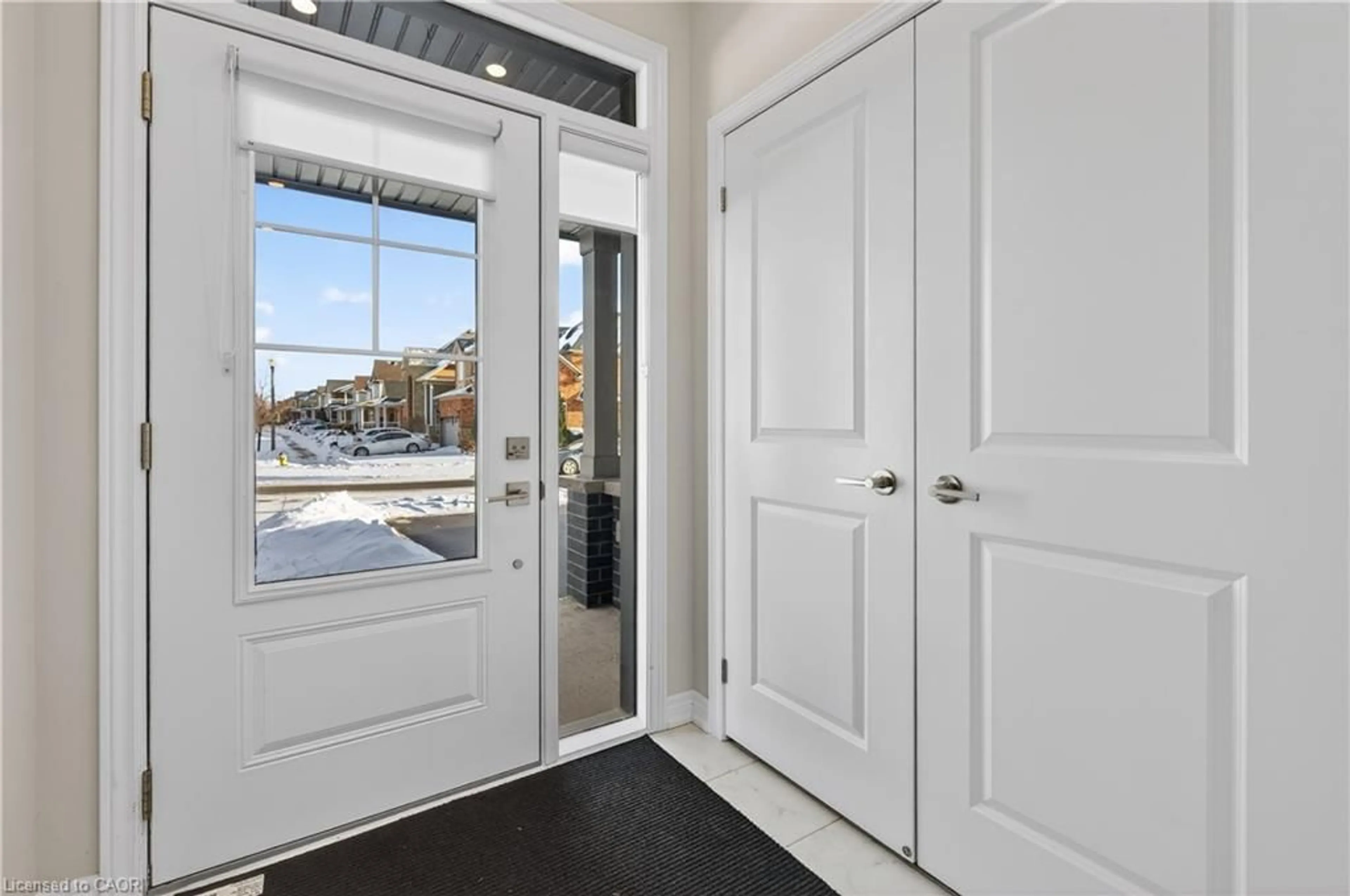Indoor entryway for 15 Vinifera Dr, Grimsby Ontario L3M 0L2