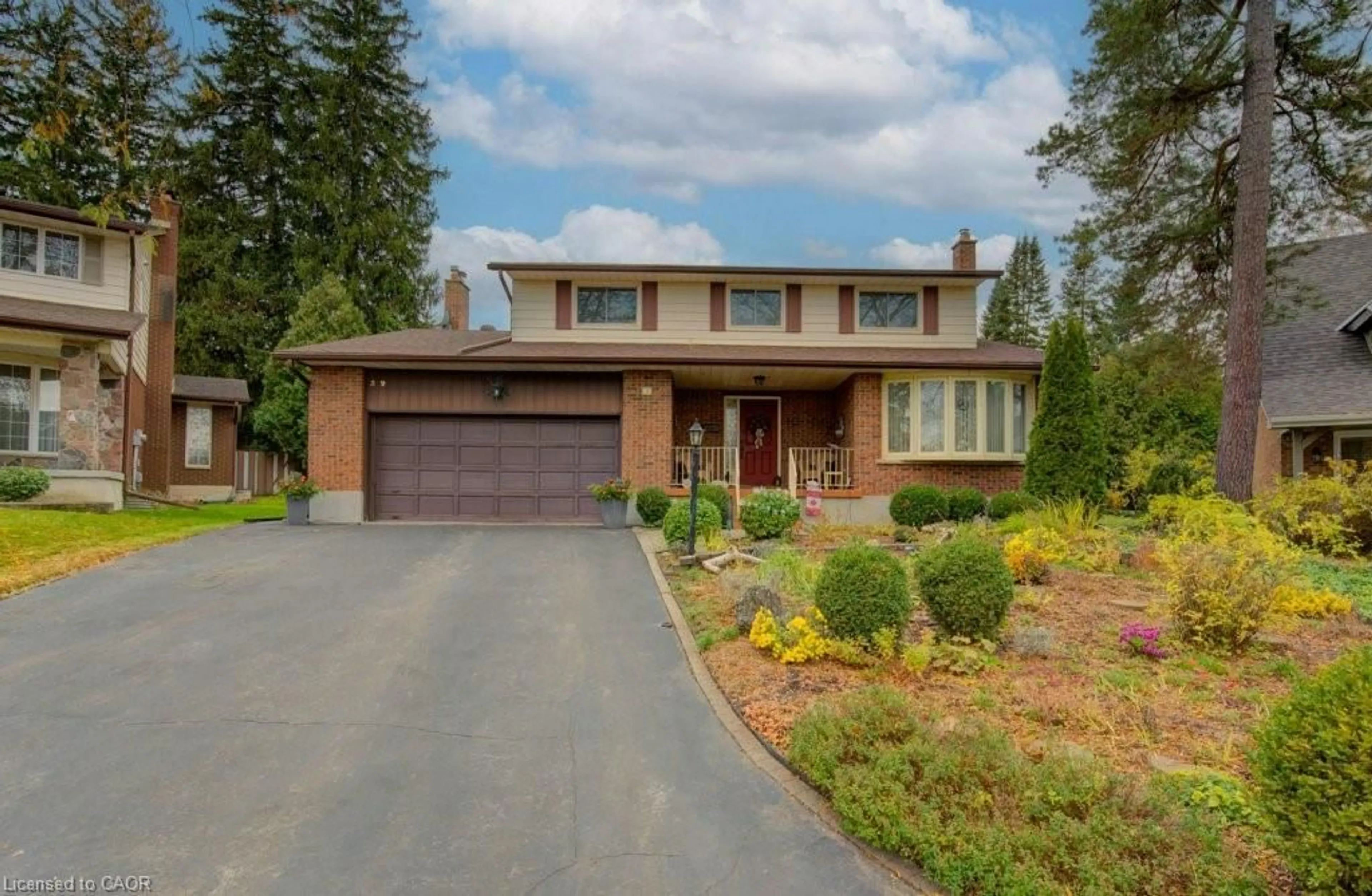 Home with brick exterior material, street for 32 Brookview Crt, Kitchener Ontario N2A 2Y6